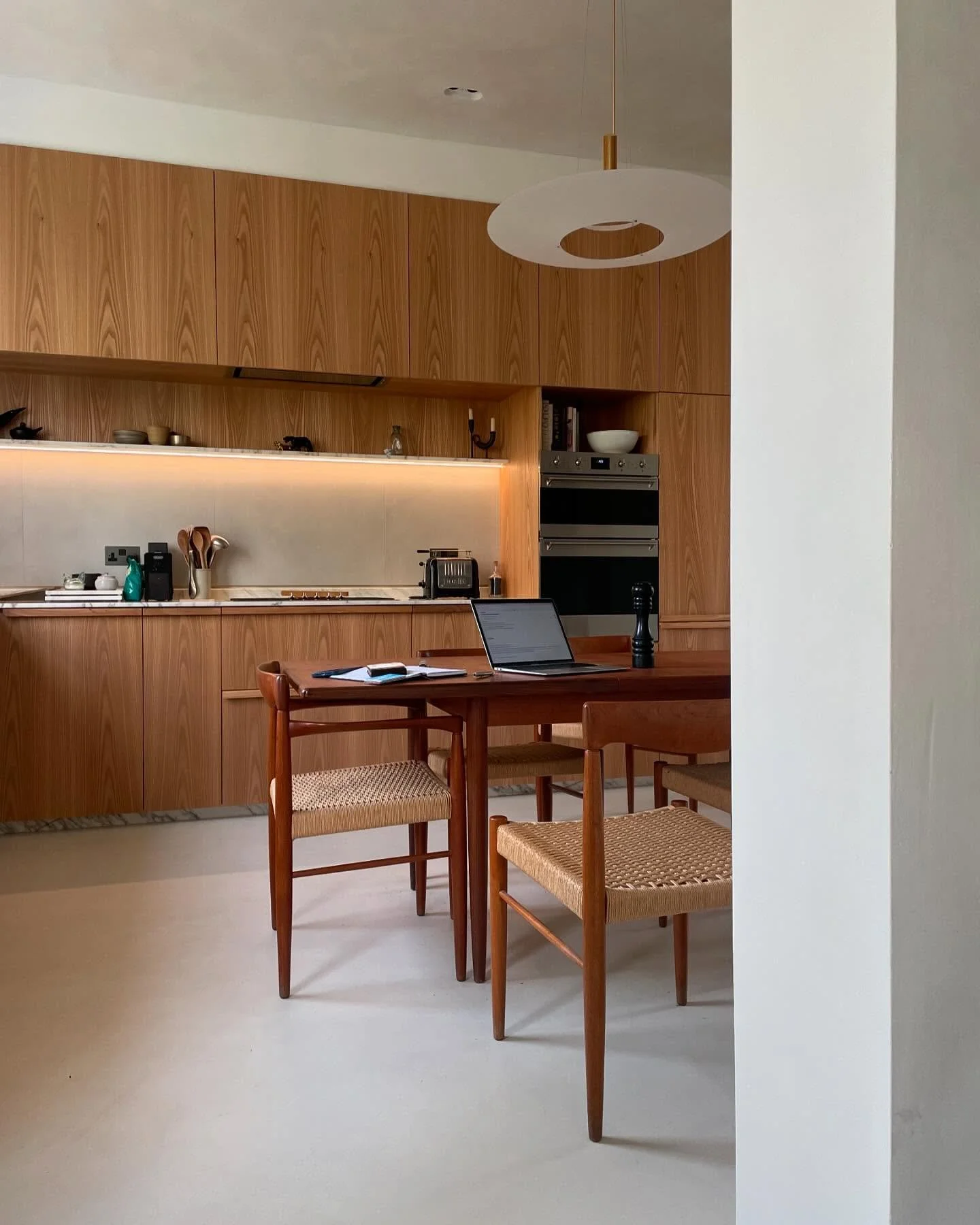 Even with London&rsquo;s wintry low light levels, this kitchen dinning looks warm and inviting. Our inspiration was Tropical Modernism, which we&rsquo;ve married to this Georgian townhouse for our Londoner client with Columbian roots. Here minimal ge