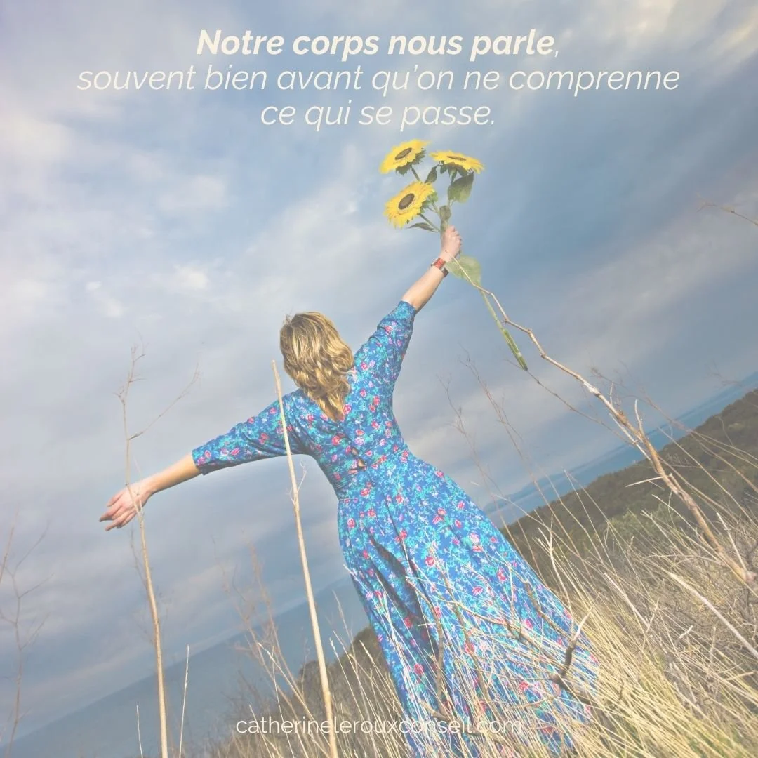 𝐋𝐞 𝐜𝐨𝐫𝐩𝐬 𝐚 𝐛𝐞𝐚𝐮𝐜𝐨𝐮𝐩 𝐚̀ 𝐧𝐨𝐮𝐬 𝐝𝐢𝐫𝐞. 

Il nous parle, souvent bien avant qu&rsquo;on ne comprenne ce qui se passe.
Quand on est tout le temps fatigu&eacute;.e 
Quand les &eacute;paules sont tendues, les douleurs persistantes
Qua