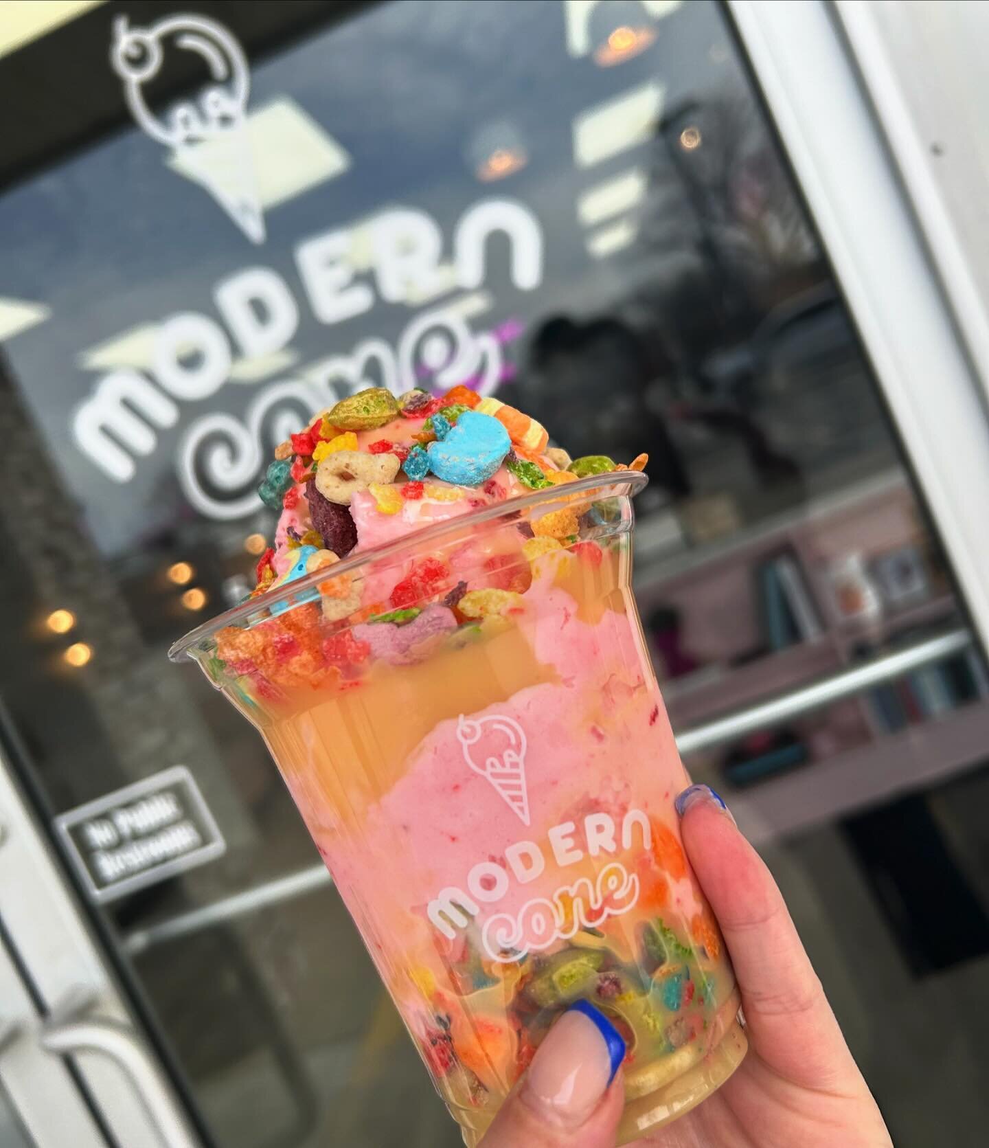 Our OG stacker &ldquo;cereal killer&rdquo; is back for a limited time!
📍@moderncone
🍦strawberry ice cream stacked with trix, fruity pebbles, lucky charms and white chocolate sauce! 😋