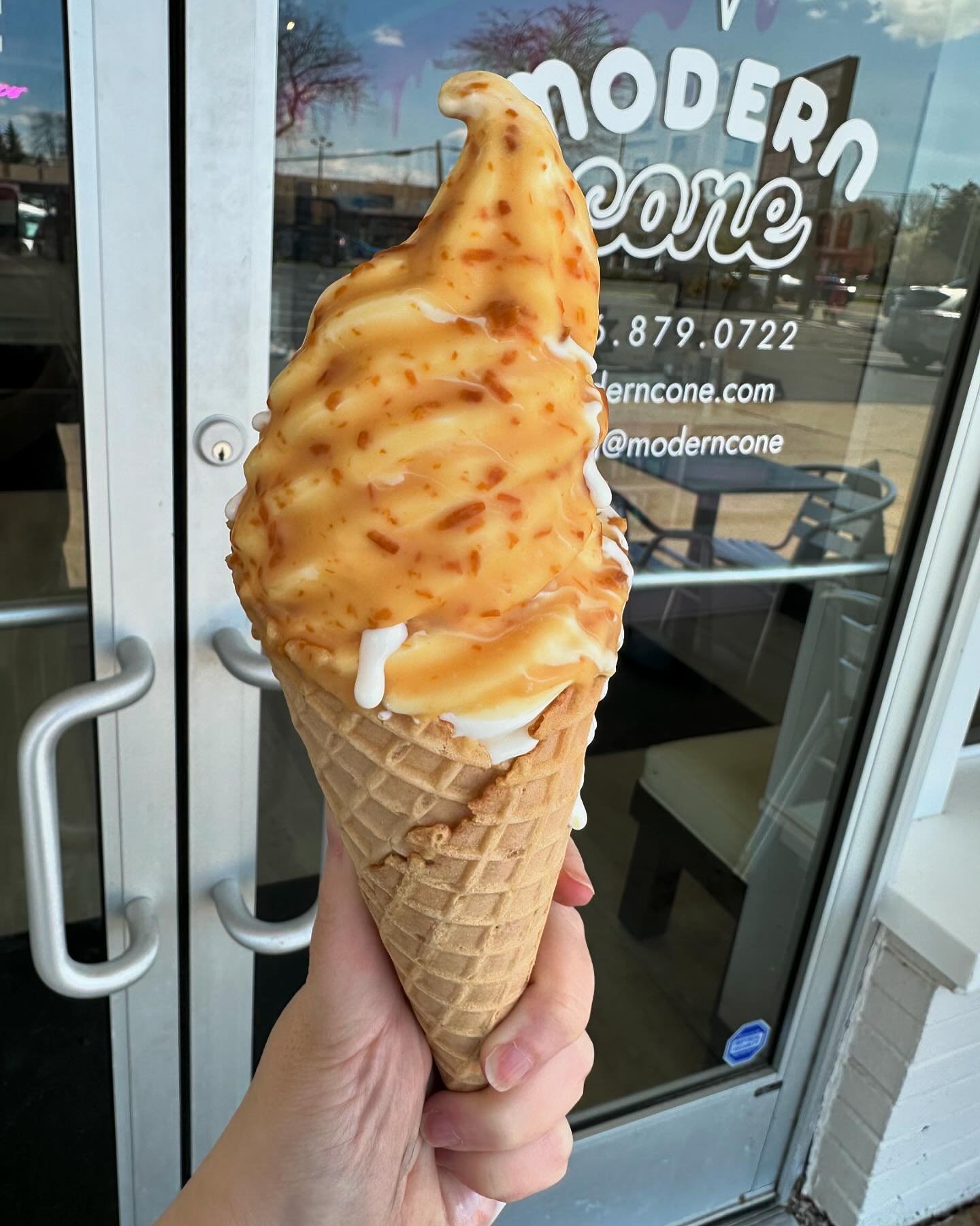 TOASTED COCONUT CONE DIP 🍦🥥
📍@moderncone
🍦 here for a limited time!