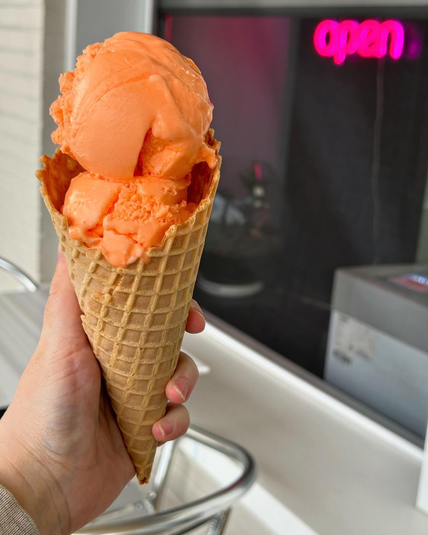 Your summer fav is back! Orange sherbet 🍊 
📍@moderncone