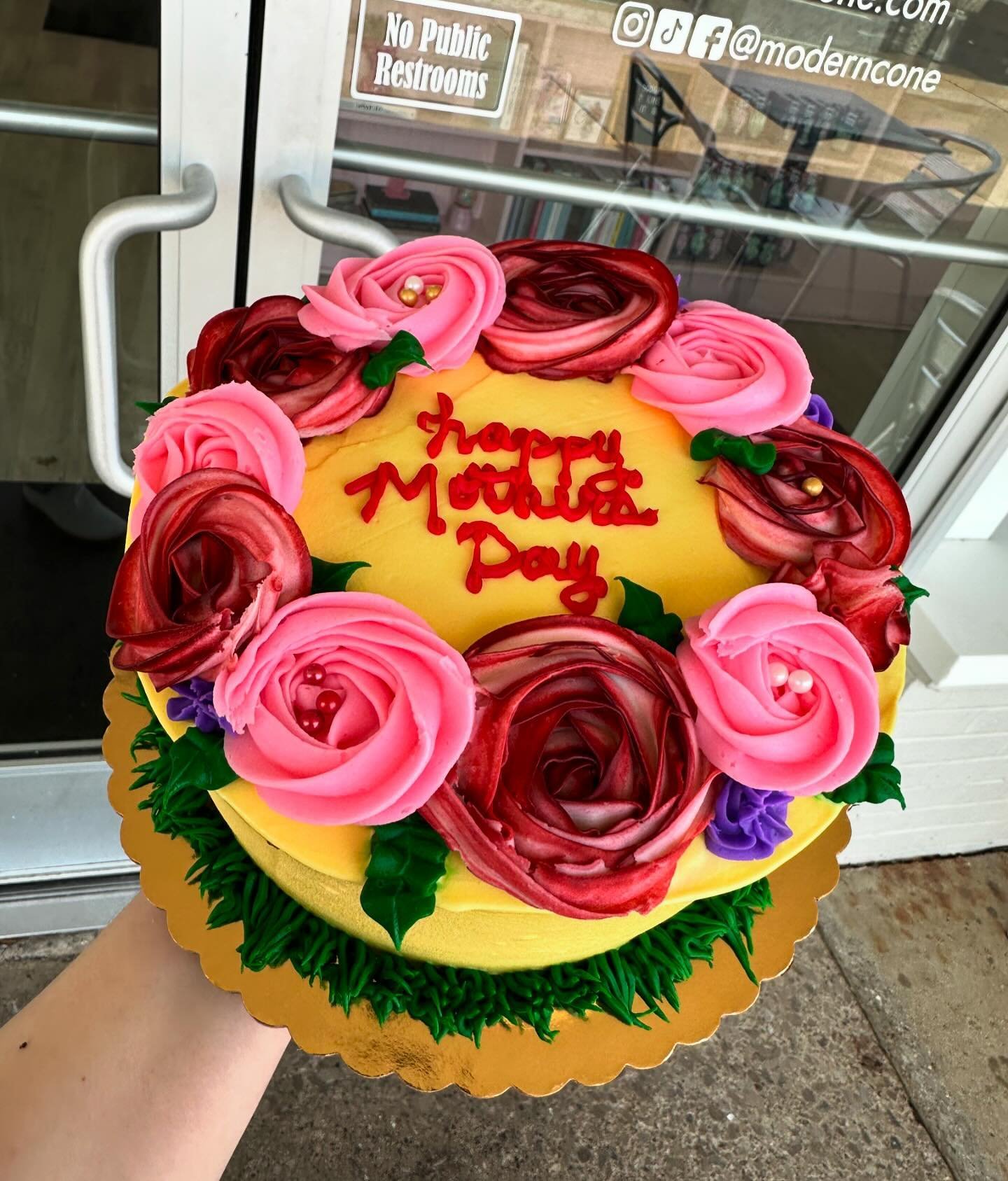 Now is the time to place your mother&rsquo;s days ice cream cake! If you don&rsquo;t want to place a custom order our freezer will be stocked with pre made ice cream cakes! 🎂 🍦
📍@moderncone

@stay_linked will be at our store on Mother&rsquo;s Day 