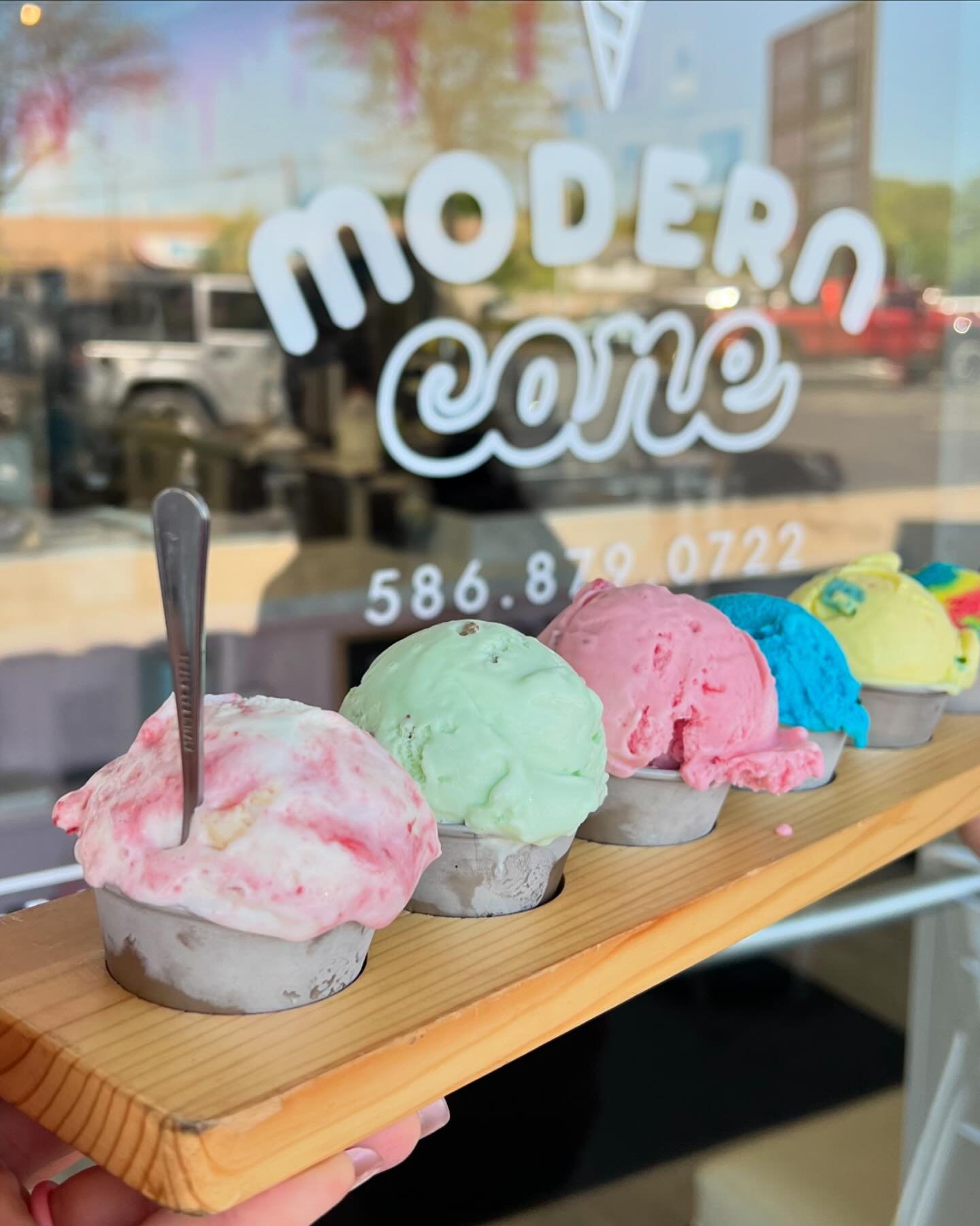 We aren&rsquo;t making you choose! 
Come grab a flight &amp; try 6 flavors 🍨 

📍 @moderncone 

#moderncone #metrodetroitfoodie #detroitfoodie