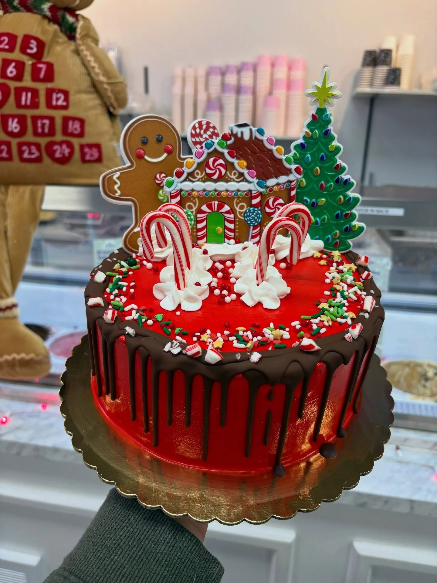 Looking for a custom ice cream cake this holiday? 🍦🎂
 
You can shop our website (moderncone.com) and pick from our five most loved designs and flavors. Add the cake right to your cart, choose your pickup date, and checkout! It will NOT let you sele