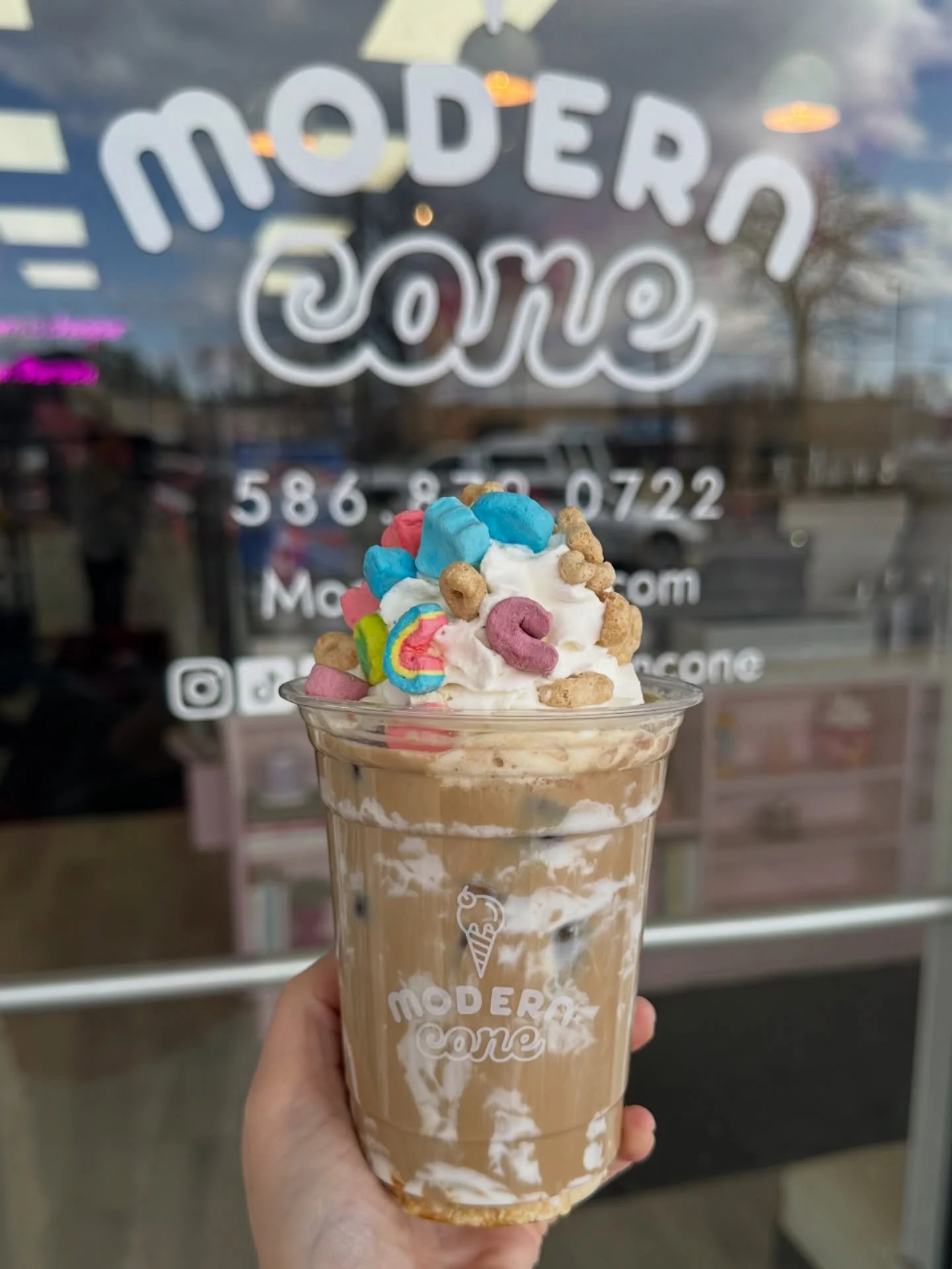 Come grab our NEW lucky charms latte. Hot or iced! ☕️
📍@moderncone
🌈 marshmallow drizzle, toasted marshmallow syrup, lucky charms infused milk 🍀