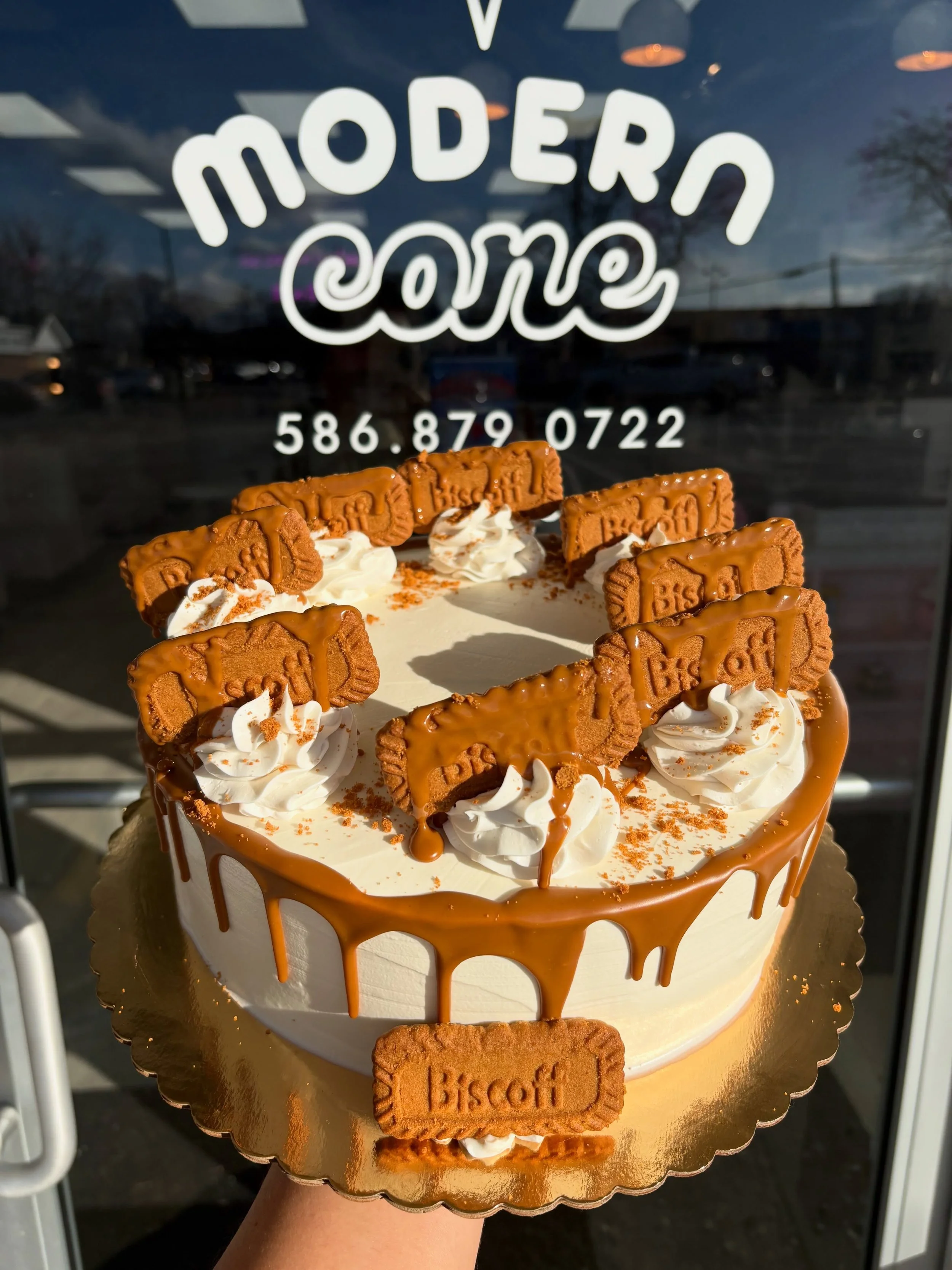 Perfect Saturday to come grab an ice cream cake. Our pre made freezer is stocked! 🍦🎂
📍@moderncone