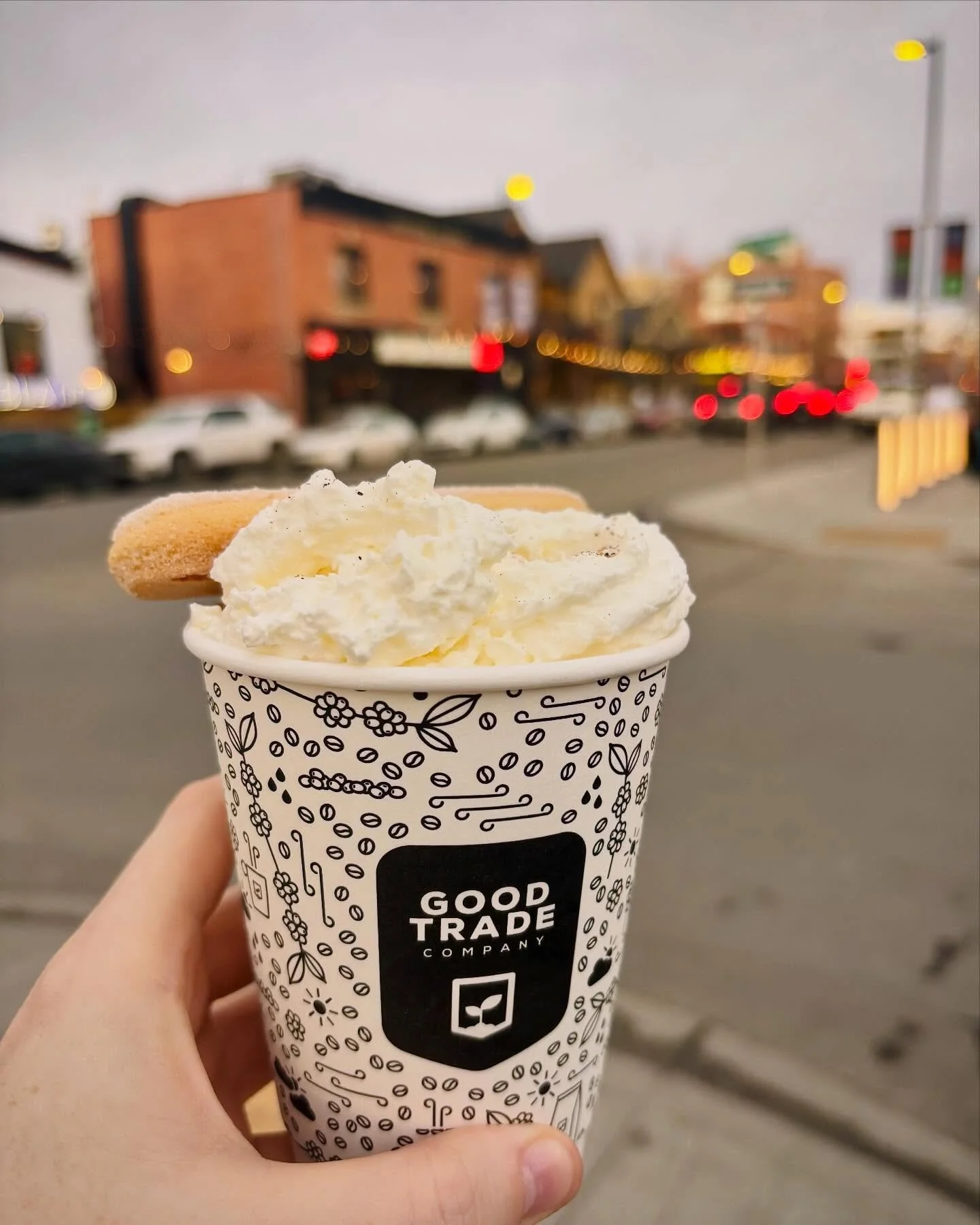 It's @yychotchocolatefest and I picked @goodtradeco's Tres Leche as my first entry to try ☕️ White chocolate, cream, sponge cake = heavenly combo 🪽 @kensingtonyyc is pretty much cocoa central this month, so dozens more treats to come 🧁