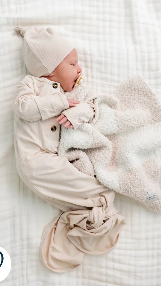 The Perfect Tie-Bottom Outfit for Your Little One πΆβ¨
Introducing the easiest tie-bottom outfit for day or night! πβοΈ
Designed with love for hassle-free diaper changes and gentle dressing, this adorable outfit features a button-down front and tie