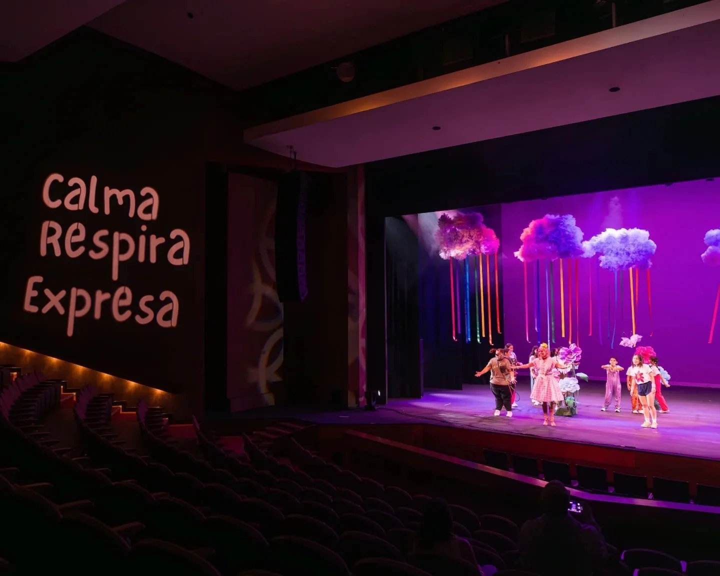 Este año he tenido el privilegio de presenciar momentos realmente extraordinarios, pero ver cómo un sueño cobraba vida en el escenario fue una de las experiencias más hermosas.
Conocí a Wanda San Miguel apenas este