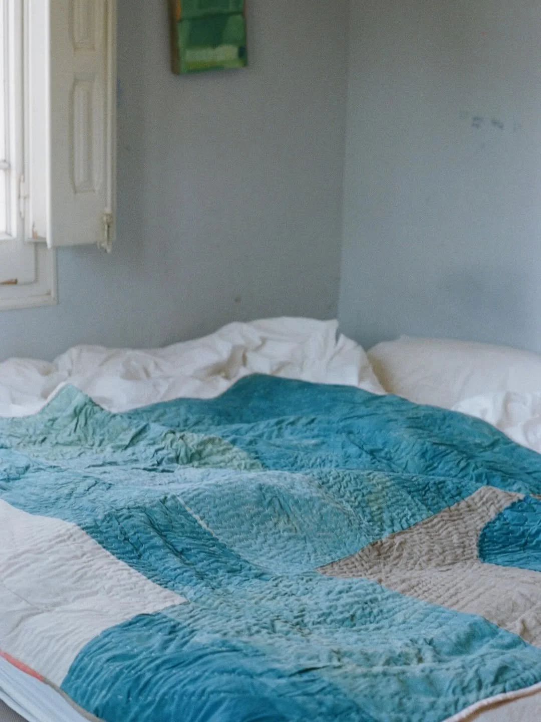 The indigo quilt. Foto de @faro.lacueva #quilt #tintesnaturales♻️ #naturaldyes #almazuela.jpg