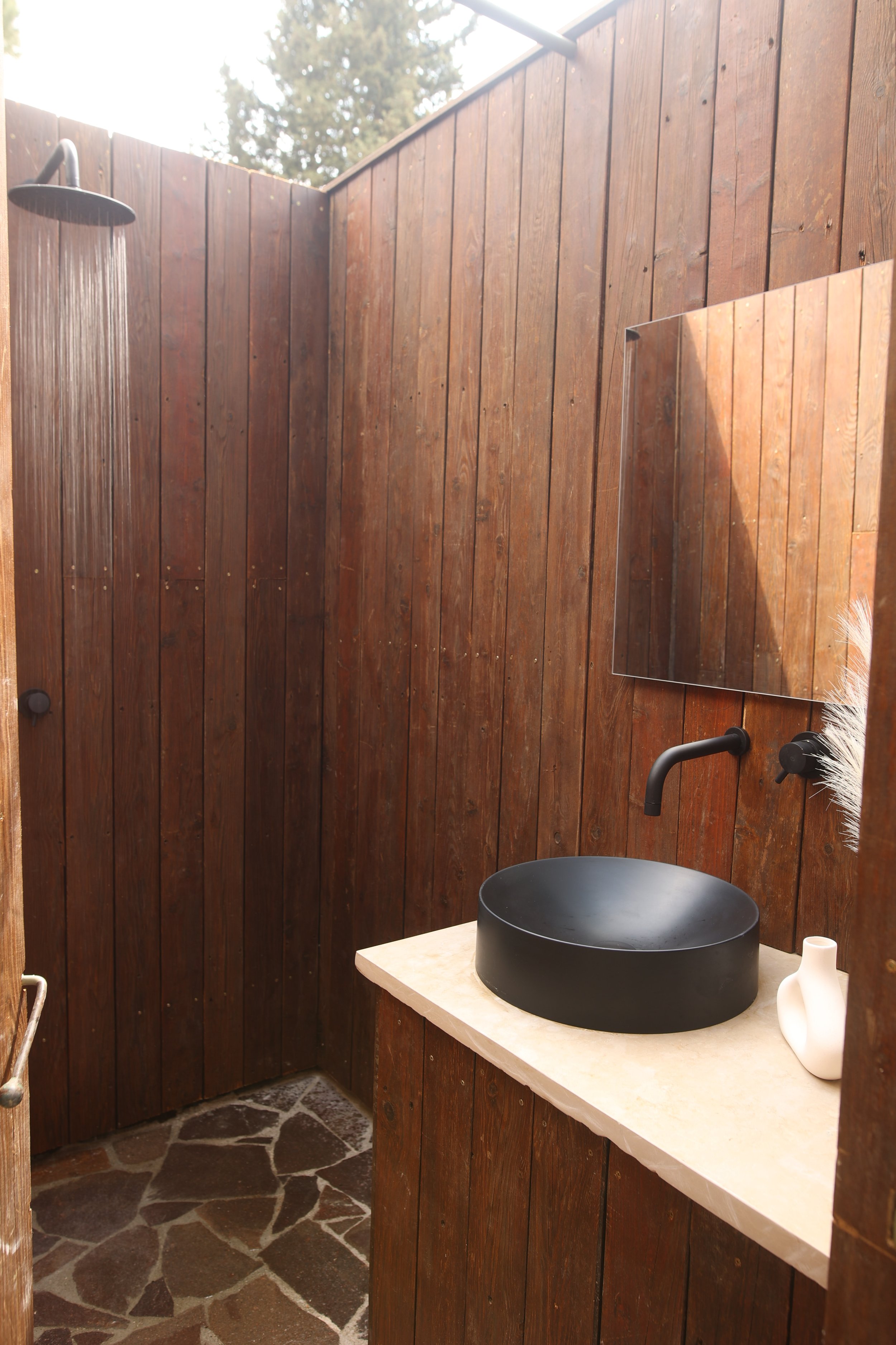 CAMPER-SHARED-OUTDOOR-BATH-03.jpg