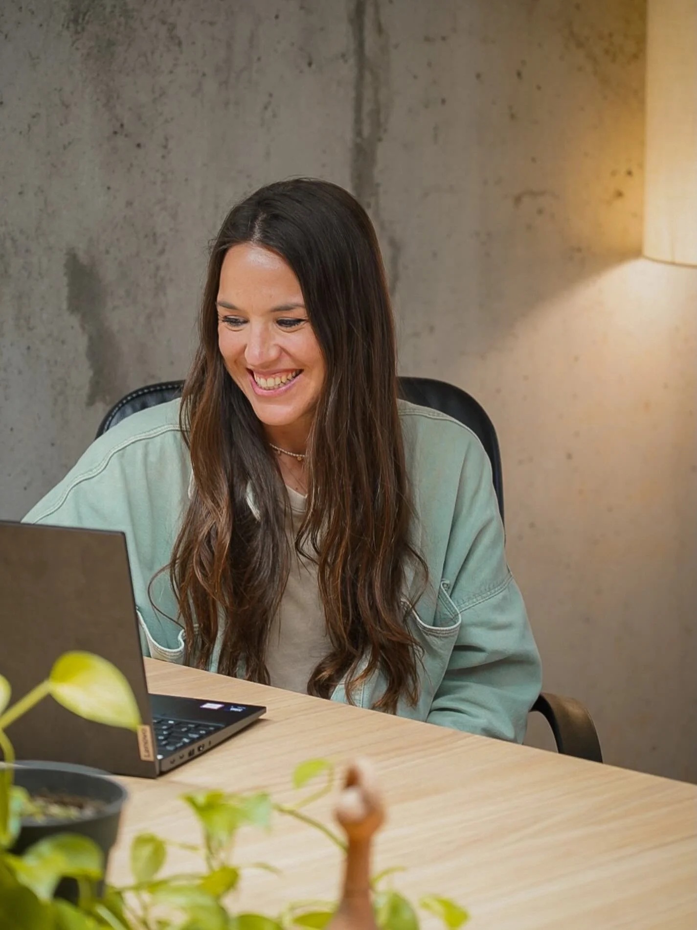 Ja feia temps que no mostr&agrave;vem cares noves per aqu&iacute;! ✨ 

Us presentem la Gemma, una de les &uacute;ltimes incorporacions a la Xemeneia🔥
Es dedica als recursos humans i ens transmet una energia positiva incre&iuml;ble🩷

Benvinguda i en