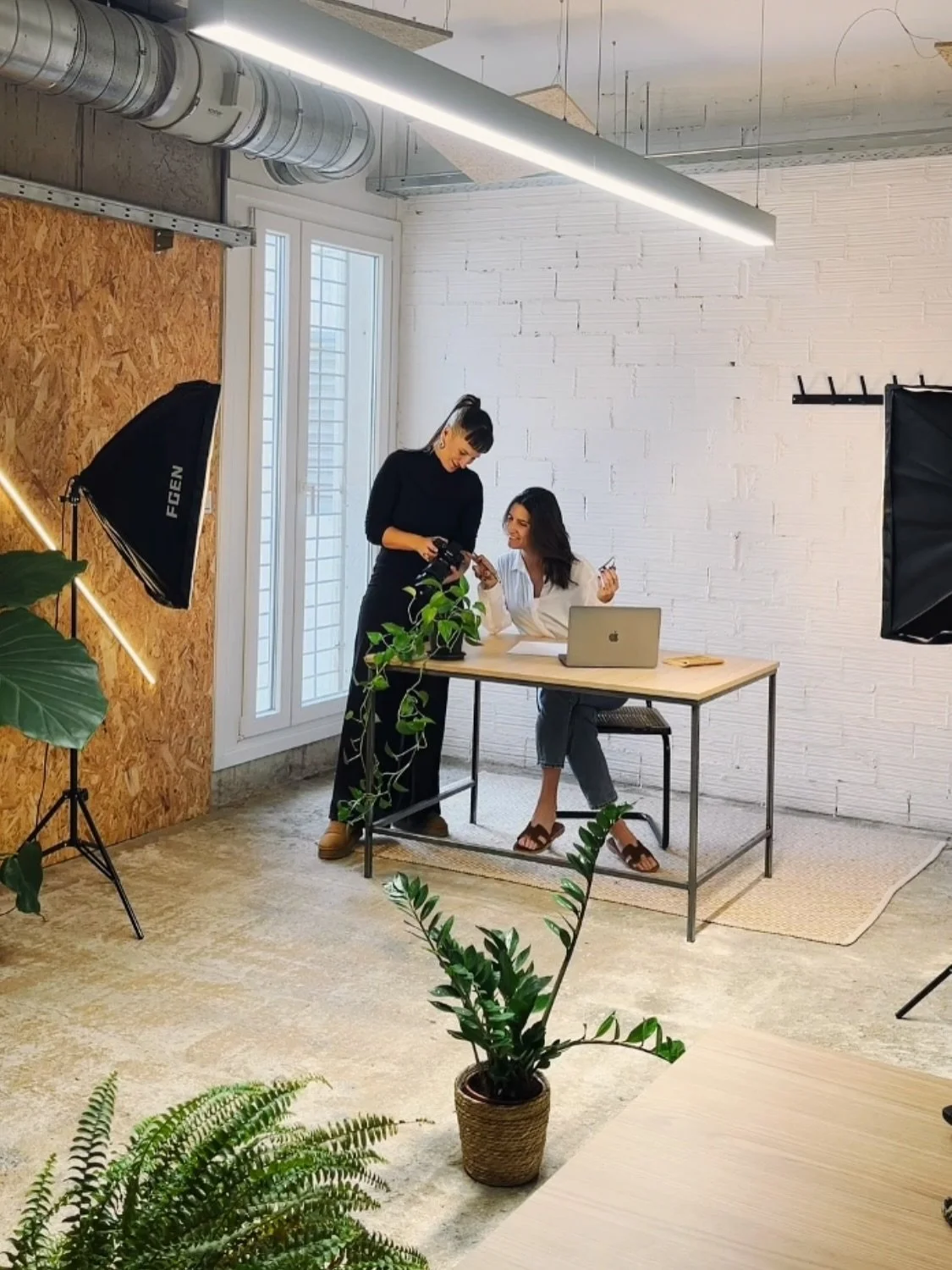 Avui hem transformat la sala per acollir un shooting&hellip; i ha sigut s&uacute;per divertit! 📸✨
Gr&agrave;cies, @anna_rs25, per posar-hi tanta energia! 🩷🙌🏽

#coworking #shooting #fotograﬁa