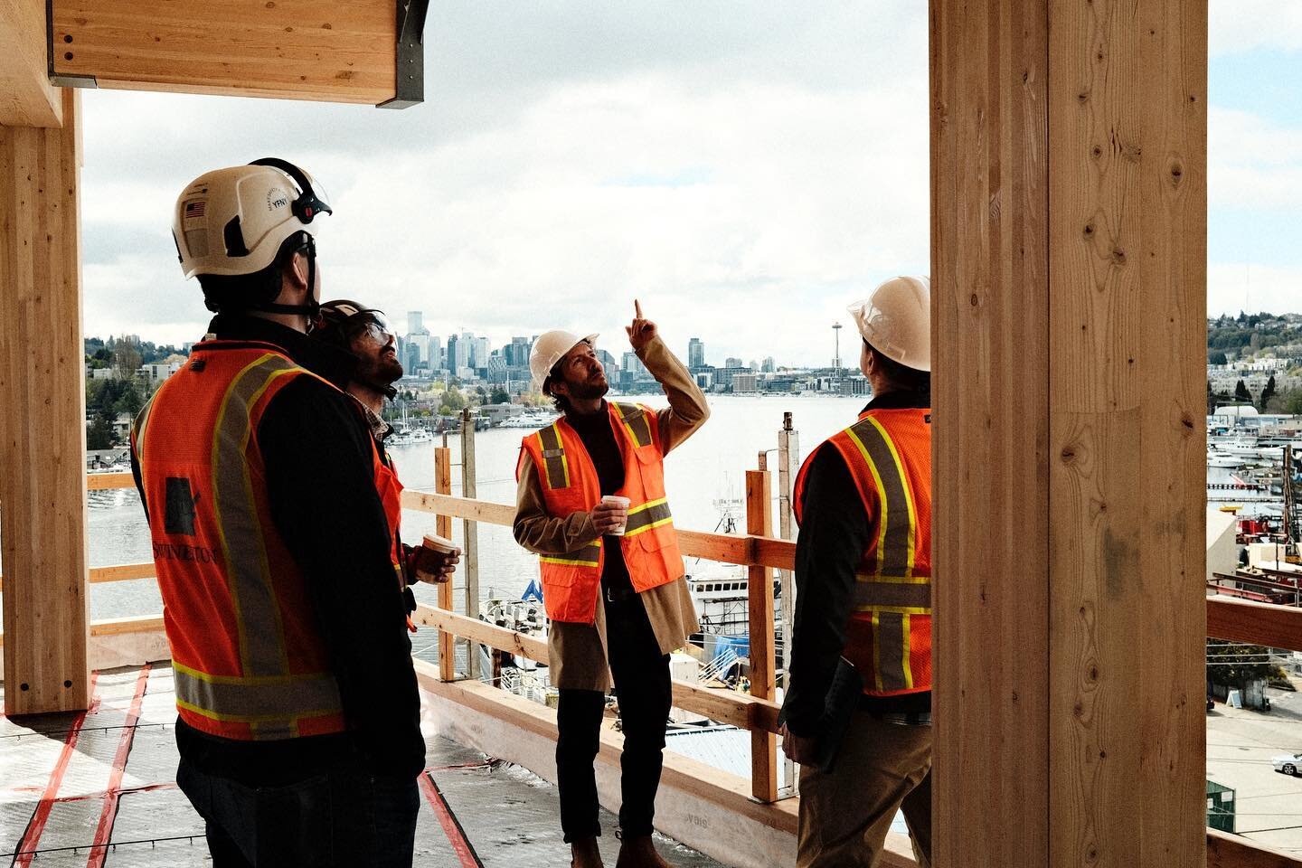 @hans.up on site with the @timberlabinc and @swinerton1888 teams, dreaming about #masstimber connections and #seattlesunshine 

@hesscallahangreygroup #seattle #design #seattledevelopment #construction #coreandshell #lakeunion
