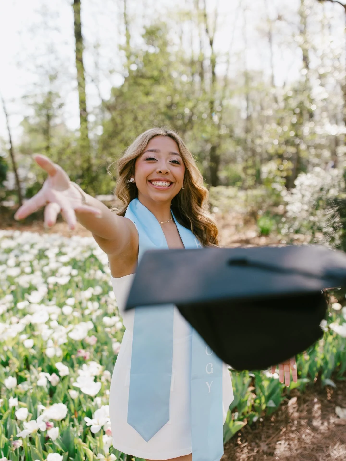 Obsessed with this afternoons grad session!! Spring is in full swing and the tulips were poppin&rsquo; 🌷🌷🌷
