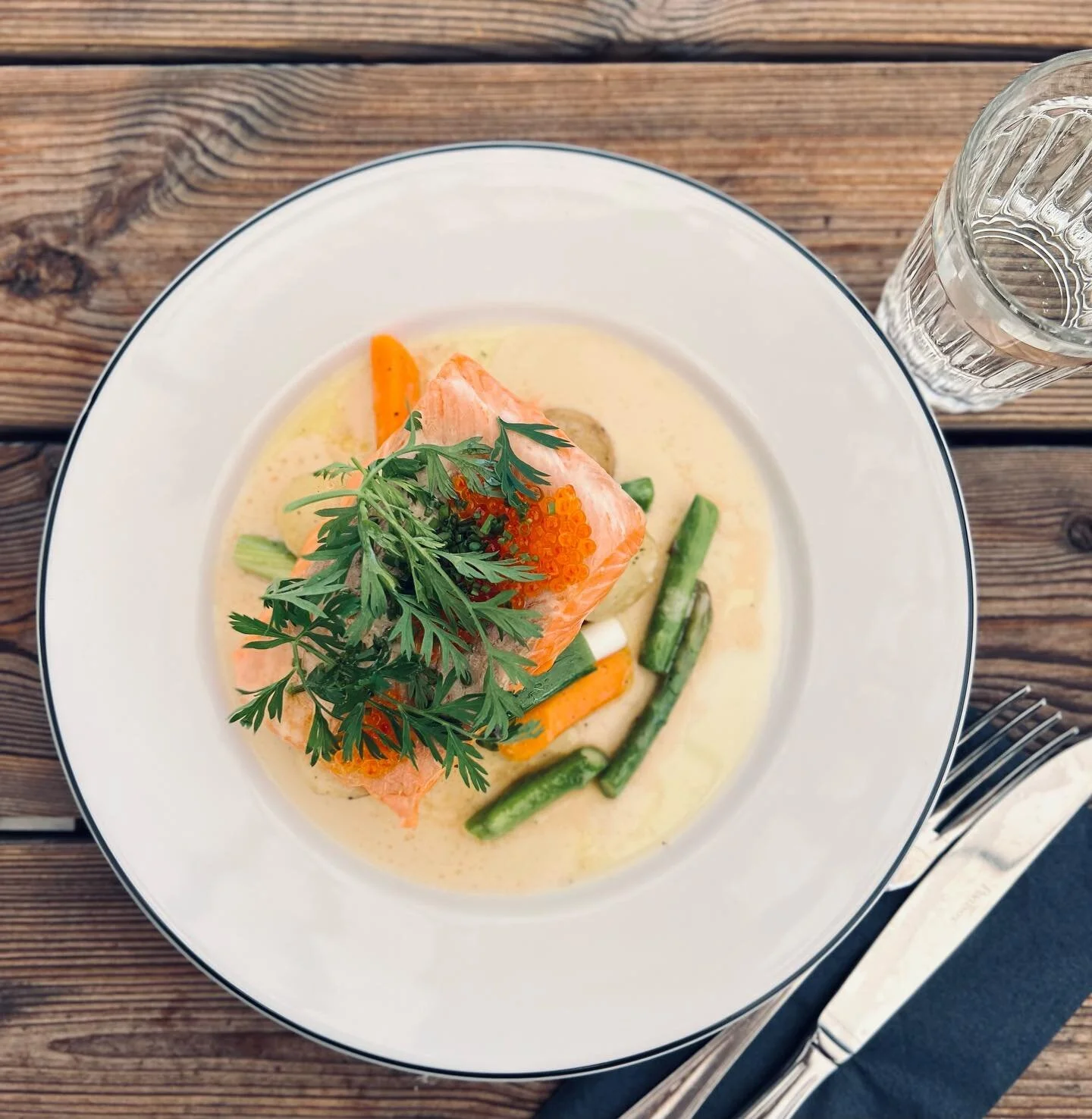 REGNB&Aring;GE TILL LUNCH! 
Serveras med morot, gr&ouml;n sparris, salladsl&ouml;k, vitvinss&aring;s, forellrom &amp; f&auml;rsk potatis, v&auml;lkomna! 

Bordsbokning: www.torpedverkstan.se!
#torpedverkstan_skeppsholmen #torpedverkstan #skeppsholmen