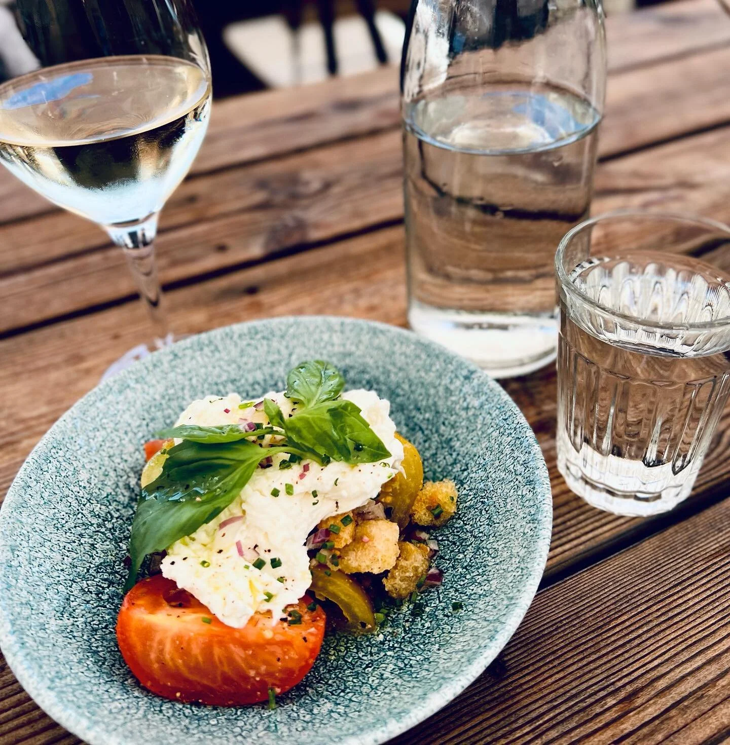 MYCKET SM&Aring;TT &amp; GOTT ATT V&Auml;LJA P&Aring;! 
Panzanella, en fr&auml;sch tomatsallad med surdegskrutonger, basilika, persilja, r&ouml;dl&ouml;k &amp; mozzarella &auml;r en av alla v&aring;ra sm&aring;r&auml;tter, snacks &amp; f&ouml;rr&auml