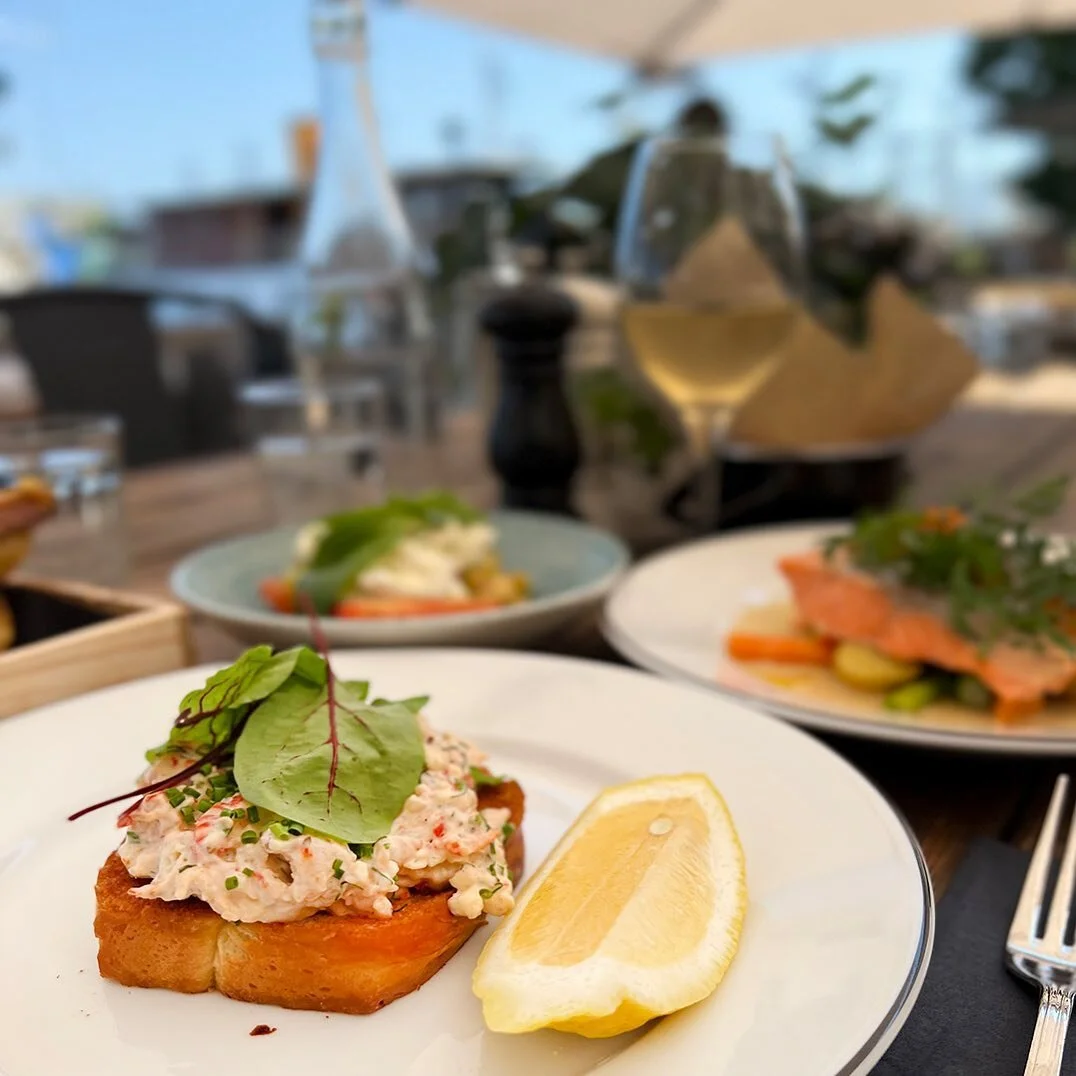 V&Aring;R &Ouml;JEBYR&Ouml;RA F&Ouml;RTJ&Auml;NAR SIN PLATS I RAMPLJUSET!
Kr&auml;ftsk&auml;rtar, V&auml;sterbottenosst, akvavit, gr&auml;sl&ouml;k &amp; &auml;ngsyra, p&aring; sm&ouml;rstekt brioche &ndash; passar likv&auml;l som f&ouml;rr&auml;tt e