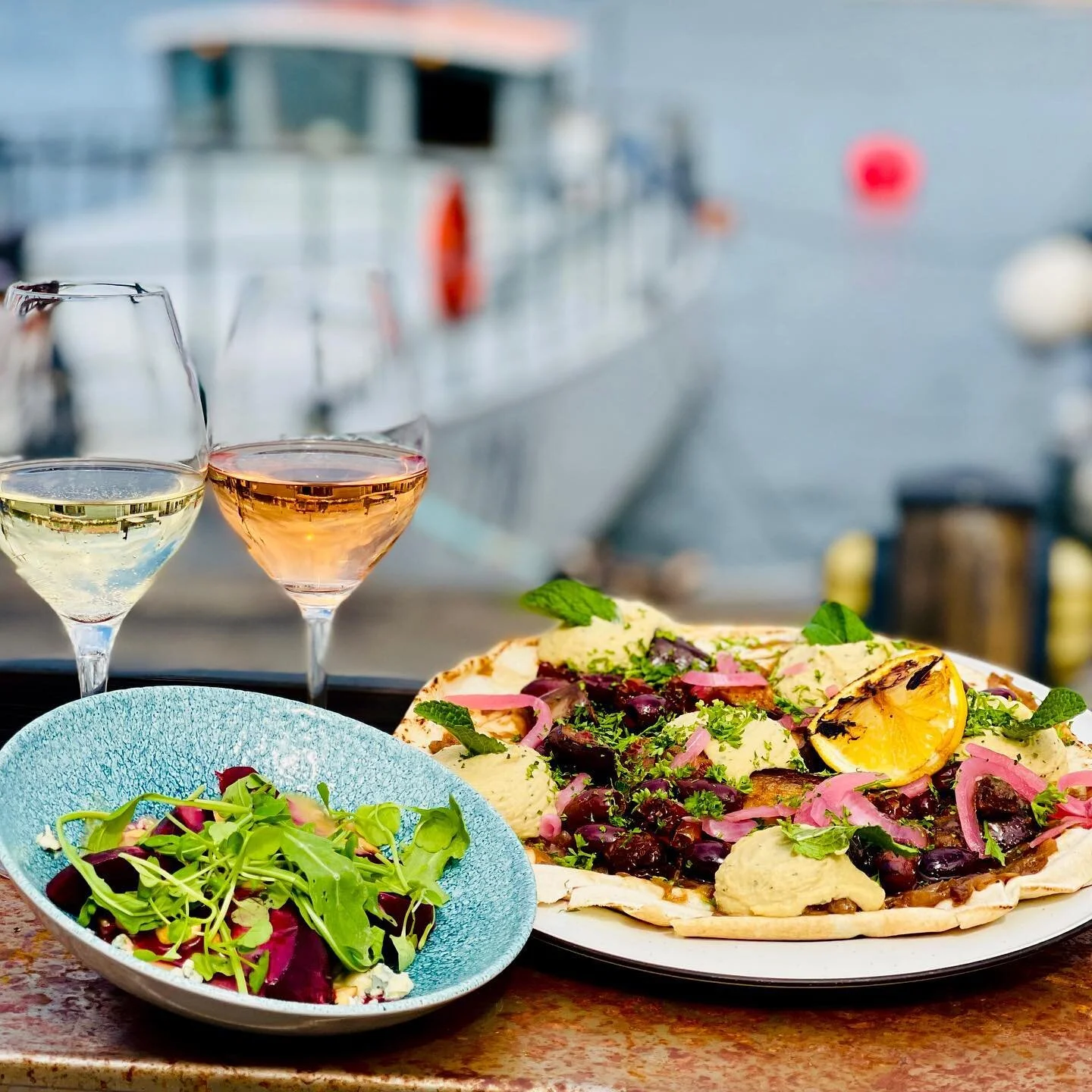 KOM F&Ouml;RBI P&Aring; LITE VEGETARISKT &amp; ETT GLAS VIN!
V&aring;ra vegetariska hj&auml;ltar p&aring; sommarmenyn; Kokta r&ouml;dbetor med &auml;delost, dijonsenapsdressing, pinjen&ouml;tter &amp; &ouml;rtsallad och den fantastiska Liba &ldquo;pi