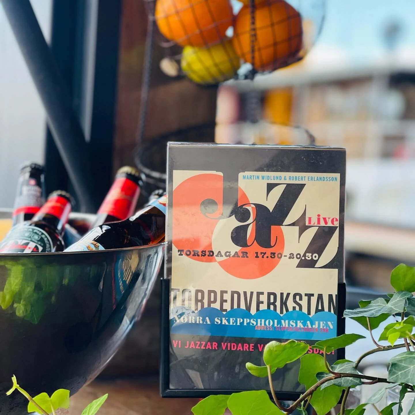 IMORGON &Auml;R MEDELHAVSV&Auml;RMEN TILLBAKA MEN OCKS&Aring; V&Aring;R JAZZTORSDAG!
Livejazz imorgon torsdag mellan 17.30-20.30 spelar Martin Widlund &amp; Robert Erlandsson hos oss igen! V&auml;lkomna &ndash; se till att boka bord, f&ouml;rra vecka