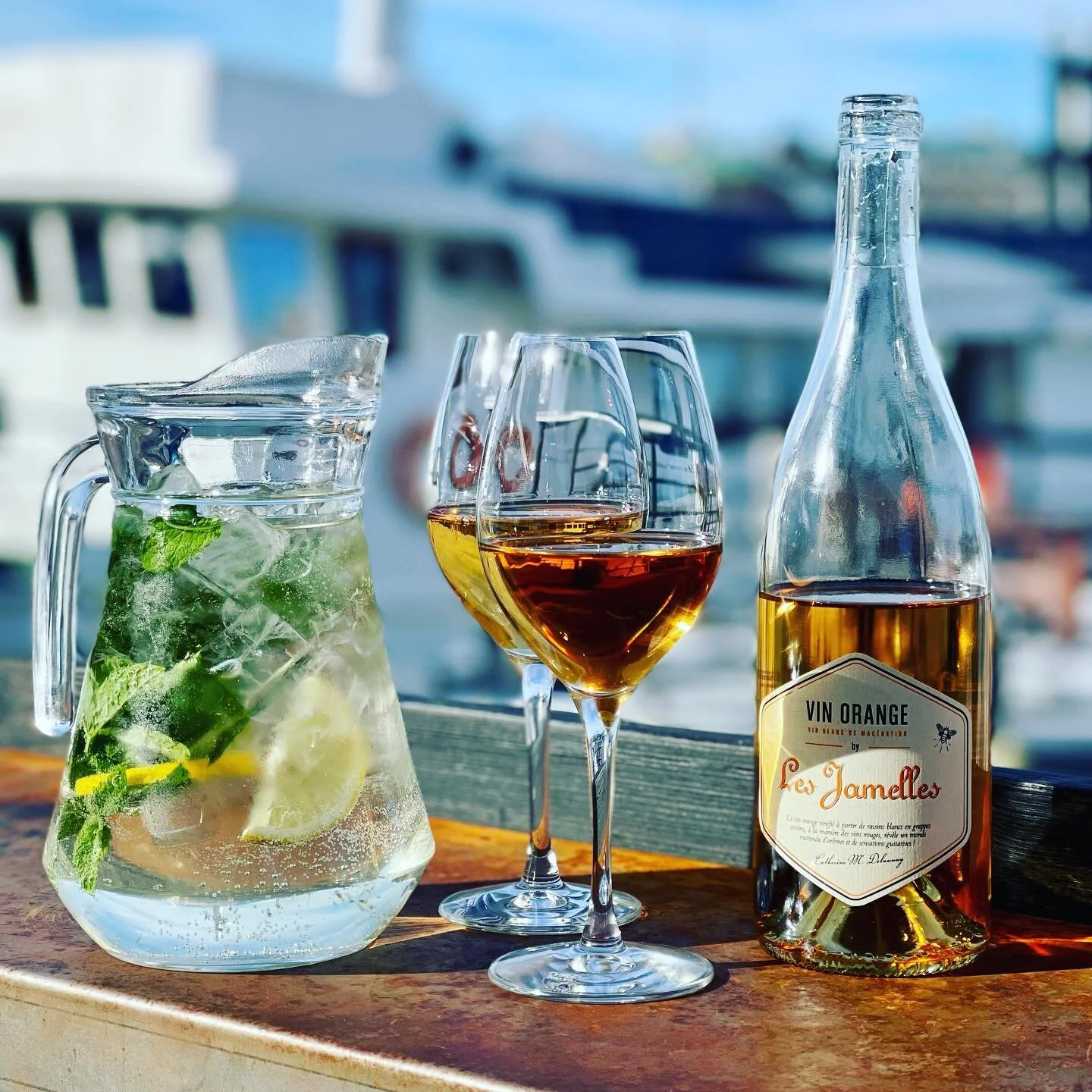 STOCKHOLMSVY fr&aring;n Torpedverkstan med Hugo &amp; Jamelles!
Jamelles, en fransyska i laxrosa med smak av p&auml;ron, persikor, apelsinzest, blommor och b&auml;r!
Hugo, comes in a pitcher! Syrlig och h&auml;rlig med  fl&auml;derlik&ouml;r, cava, m