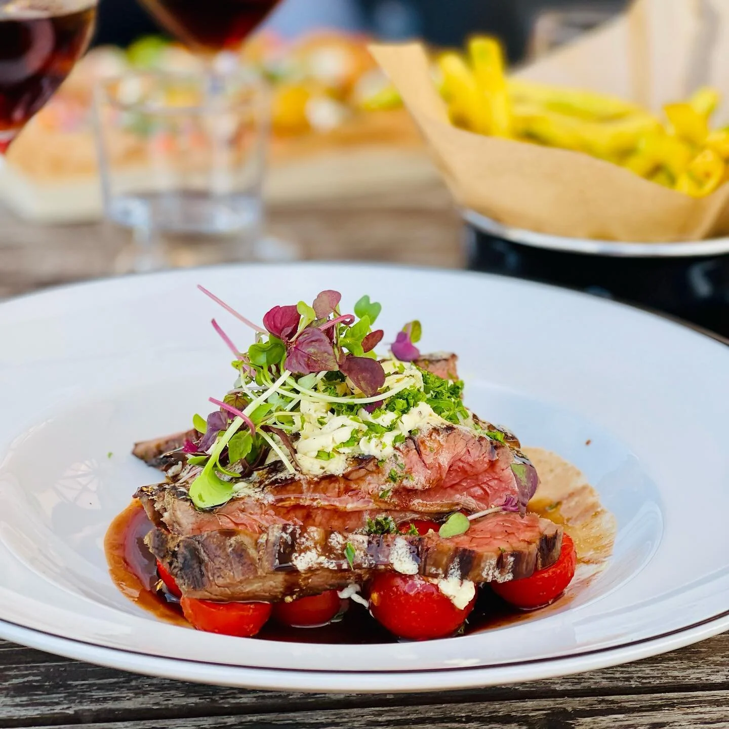 MAGSISKA SOMMARDAGAR P&Aring; UTESERVERINGEN! 
V&aring;r sommarmeny har n&aring;gra veckor kvar, Grillad Flankstek tomater, pepparsm&ouml;r, r&ouml;dvinss&aring;s &amp; krispiga pommes &auml;r en av r&auml;tterna som kompletterar helhetsupplevelsen h
