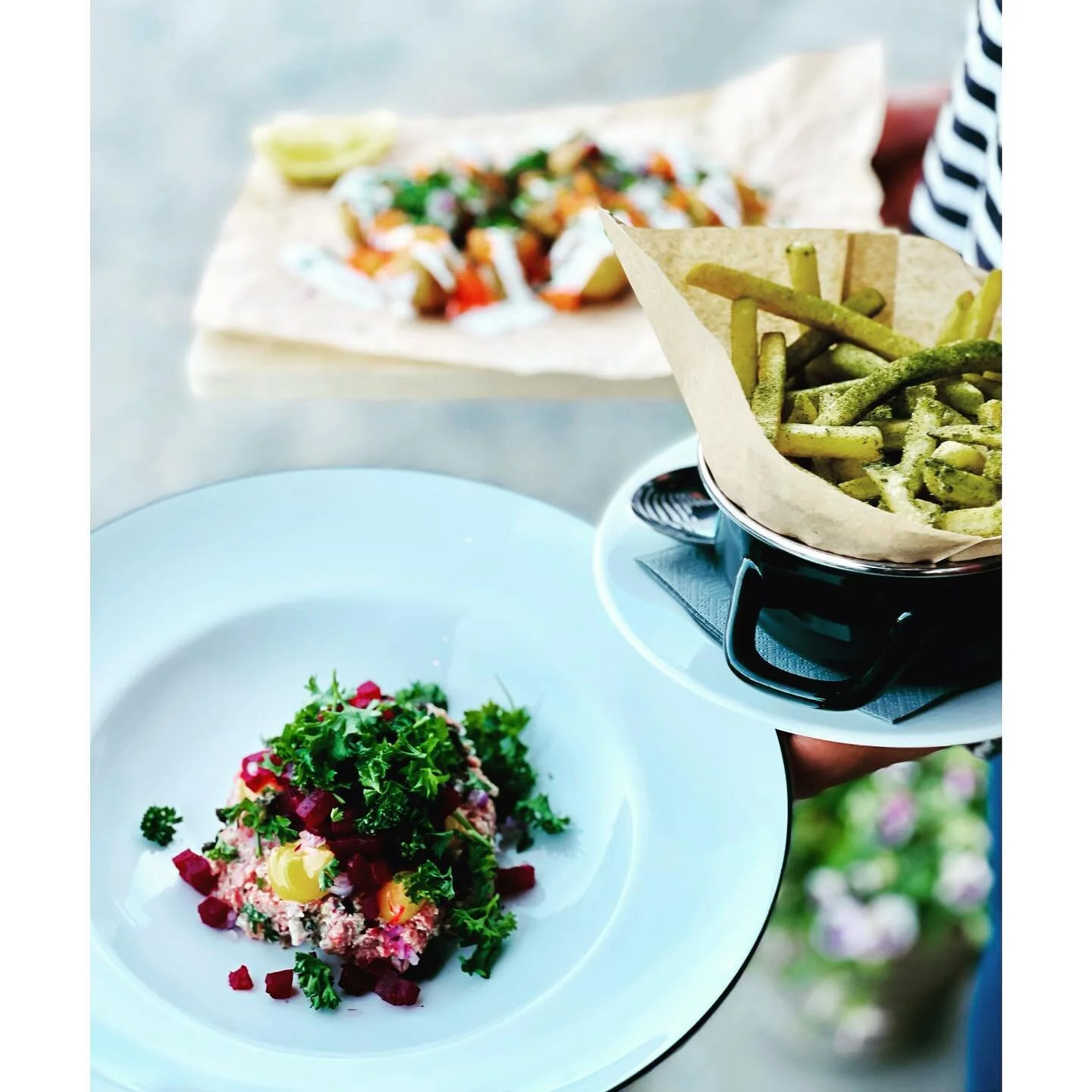 SOMMARDAGARNA FORTS&Auml;TTER - och &auml;ven v&aring;r Sommarmeny! D&auml;r hittar du te x 
Friterad f&auml;rskpotatis med Forellrom, gr&auml;ddfil, hackad r&ouml;dl&ouml;k och dill eller v&aring;r Bifftartar med 
Kapris, diijonmajonn&auml;s, r&ouml