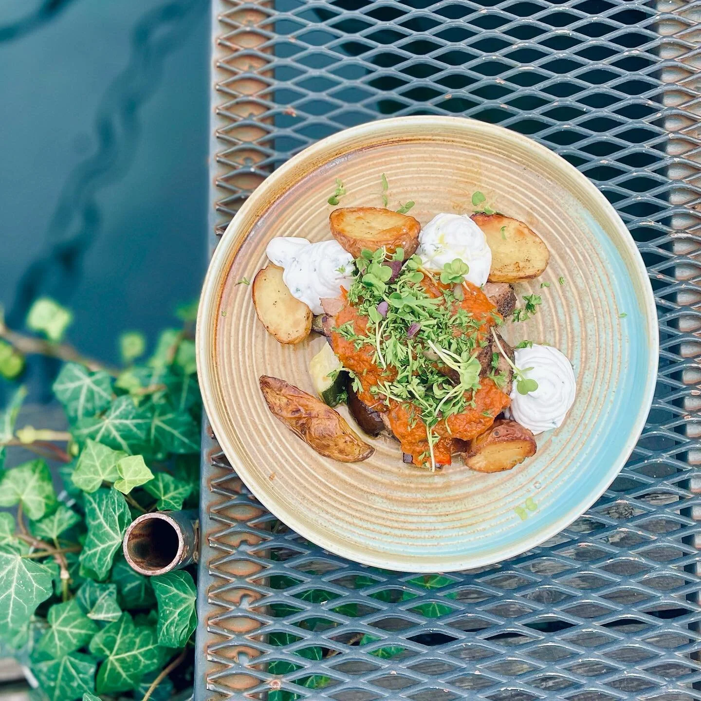 �&rdquo;PLAT DU JOUR&rdquo; - en ny r&auml;tt varje dag! Idag: Fl&auml;skkarr&eacute; med grillade gr&ouml;nsaker tomats&aring;s, Grekisk yoghurt &amp; rostad potatis. Varje vecka har vi ocks&aring; en VECKANS VEGETARISKA - denna vecka: Friterad Hall