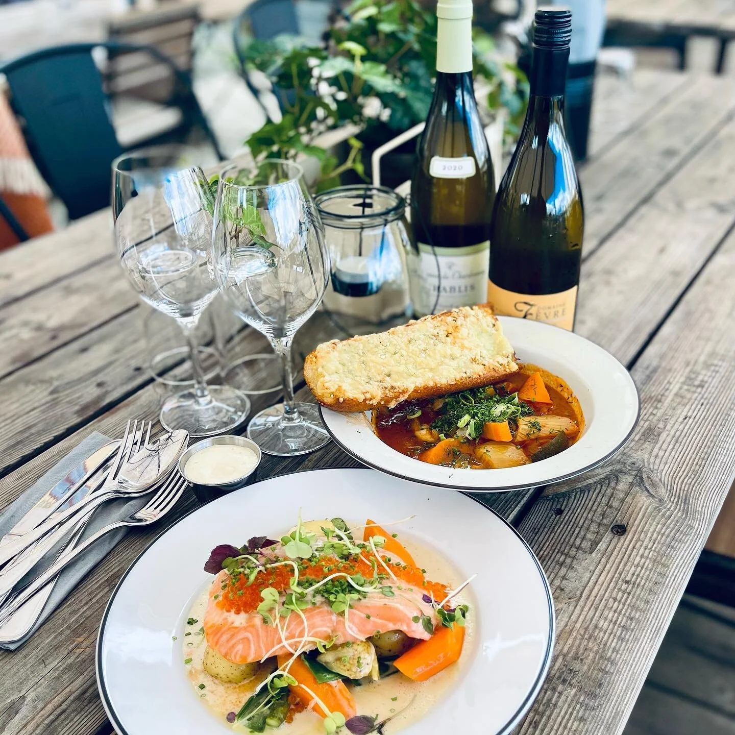 VI H&Aring;LLER H&Aring;RT I SOMMARK&Auml;NSLAN EN STUND TILL - uteserveringen &auml;r &ouml;ppen och fiskr&auml;tterna p&aring; v&aring;r sommarmeny bidrar till r&auml;tt k&auml;nsla av sommar &amp; sk&auml;rg&aring;rd. V&aring;r Regnb&aring;ge serv