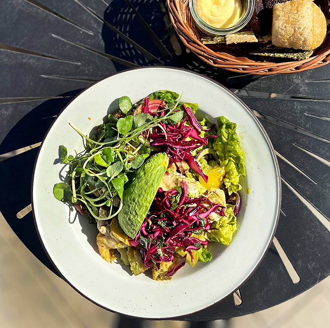 VECKANS SALLAD IST&Auml;LLET F&Ouml;R SOPPA!
Nu n&auml;r v&aring;rv&auml;dret &auml;r h&auml;r s&aring; passar vi p&aring; att byta ut veckans soppa mot veckans sallad &ndash; v&aring;rens och sommarens f&ouml;rsta sallad &auml;r en smakrik Kycklings