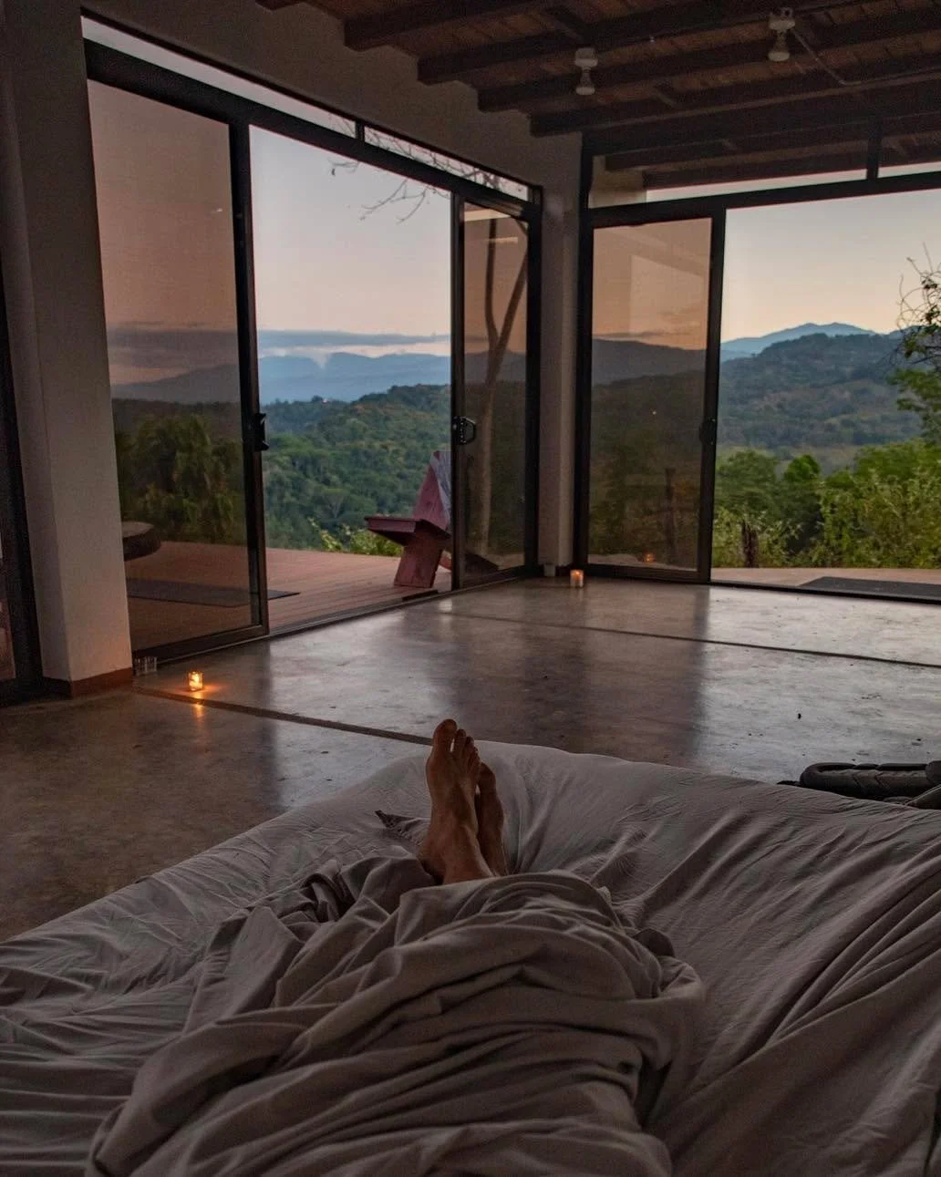 Imagine waking up here, clear mountain views, lush jungle all around, the songs of birds greeting your morning. 
Living in the jungle is one of the best investments we can make in our health, because where we live shapes how we feel. This is life con