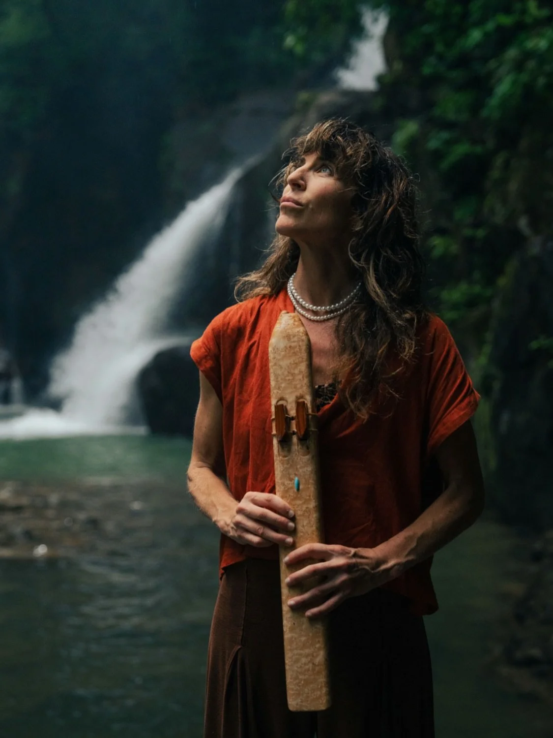 A real moment connecting with the raw power of nature, where sound and spirit meet and music becomes a reflection of everything around us.
Grateful for these moments of presence.
Captured through the lens of @nate_ross with @inaimarie 

#CostaRicaLiv