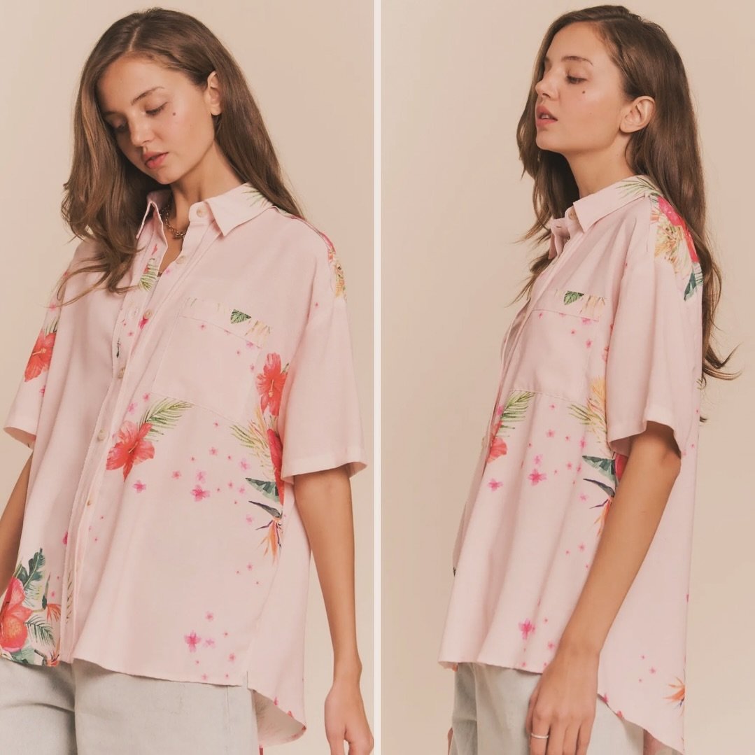 Not your typical T-shirt 🌸💖
Oversized shirt 
Longer from the back 
Super cute for your spring/summer outfits 

#lybyboutique #boutique #boutiqueclothing #boutiquelife #boutiquelove #boutiqueshopping #boutiqueshoppingonline #boutiquestyle #springfas