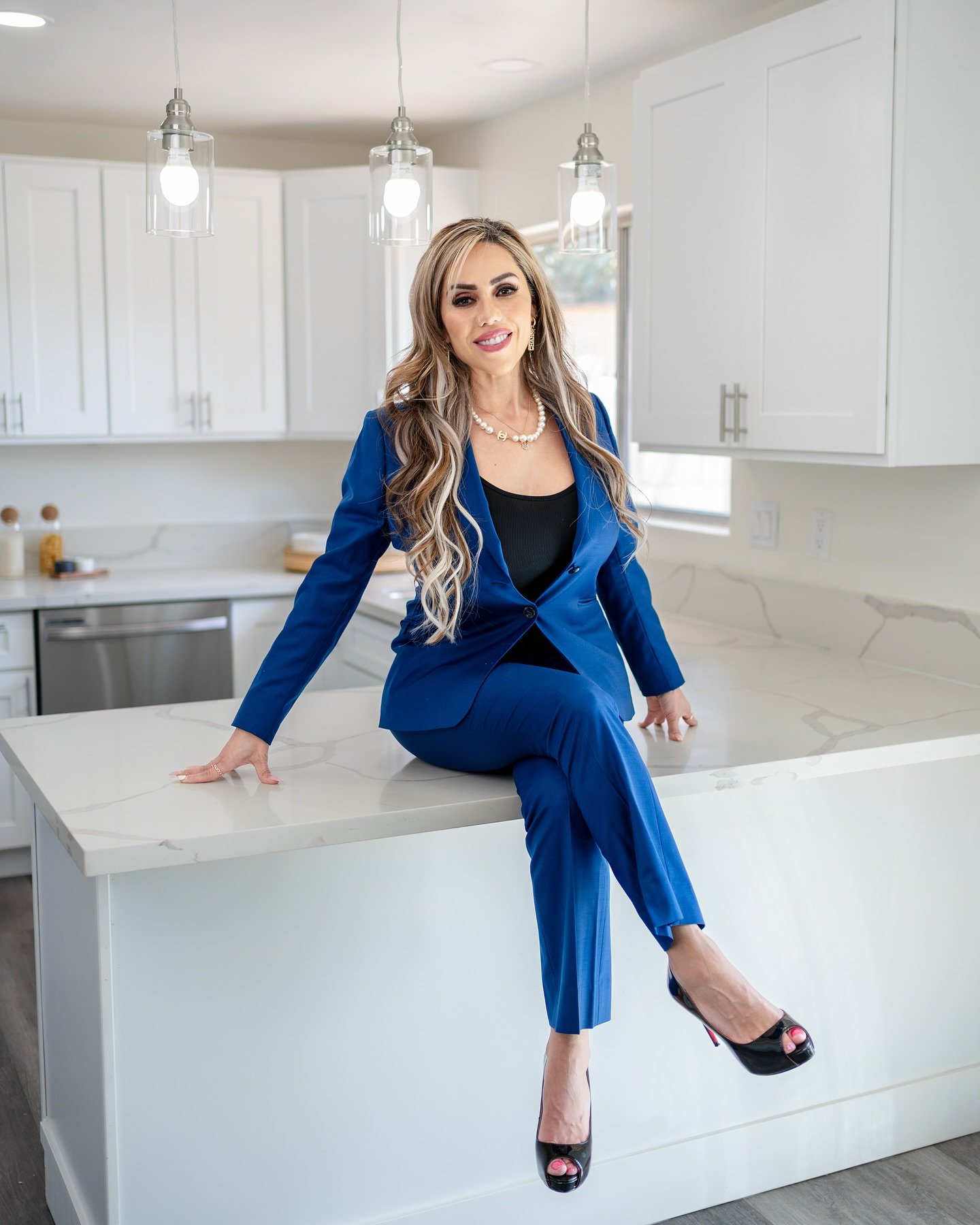 Great portrait session with @closewithveronica during content day 📸!
.
Photographer: @ns1_media 
.
#portraits #portriatphotography #portraitphotographer #socalportraitphotographer #inlandempirephotographer #southerncalifornia #realestatephotography 