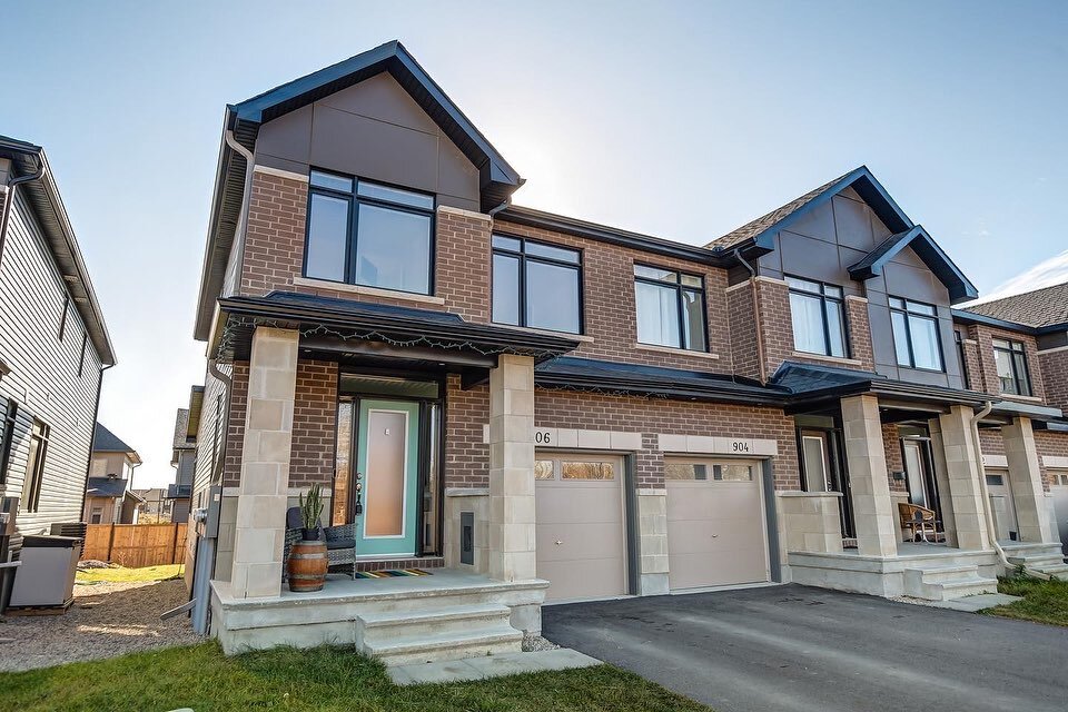 This beautiful end unit townhome was built in 2020 in the heart of Findlay Creek! This home is steps away from nature, bike trails, schools, shopping centres &amp; future LRT station. 

Main Floor: 
&mdash; bright front foyer
&mdash; blend of upgrade