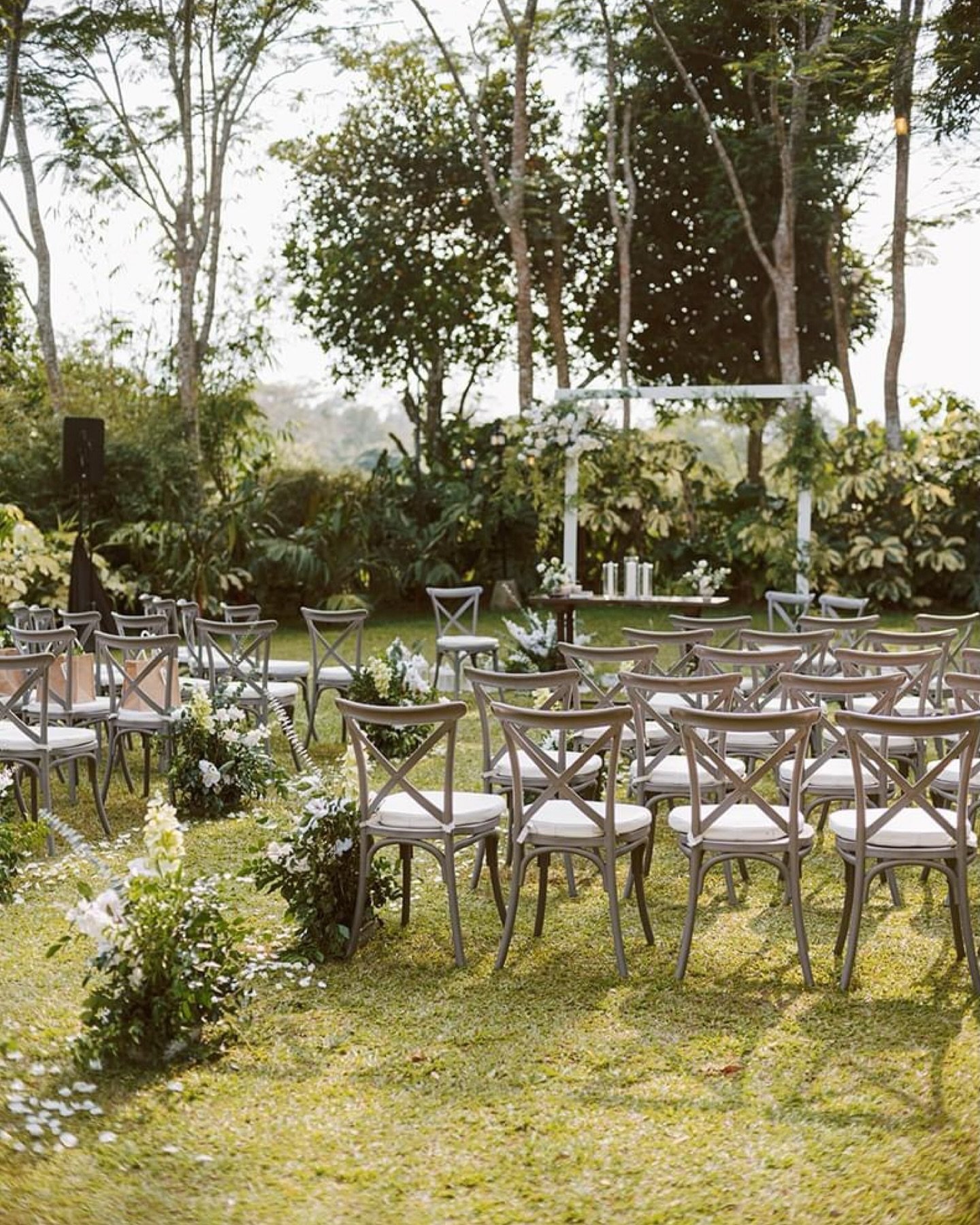 Who wouldn&rsquo;t want to say I Do in this dreamy setup? 🤍

PHOTO | @artystafoto
VENUE | @antoniostagaytay
STYLIST | @belnco.design

#eventsbytr #weddingsph #eventsph #weddings #weddingplannerph #weddingplanners #brideandgroom #bride #groom #weddin