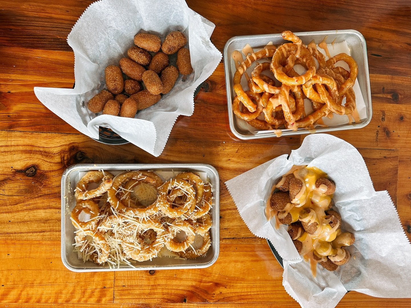 Corn dog bites? Loaded onion rings? 🤤 
.
Impossible to choose just one! 🌭✨
.
#wallys #wallyswieners #wieners #onionrings #corndogs #newportri