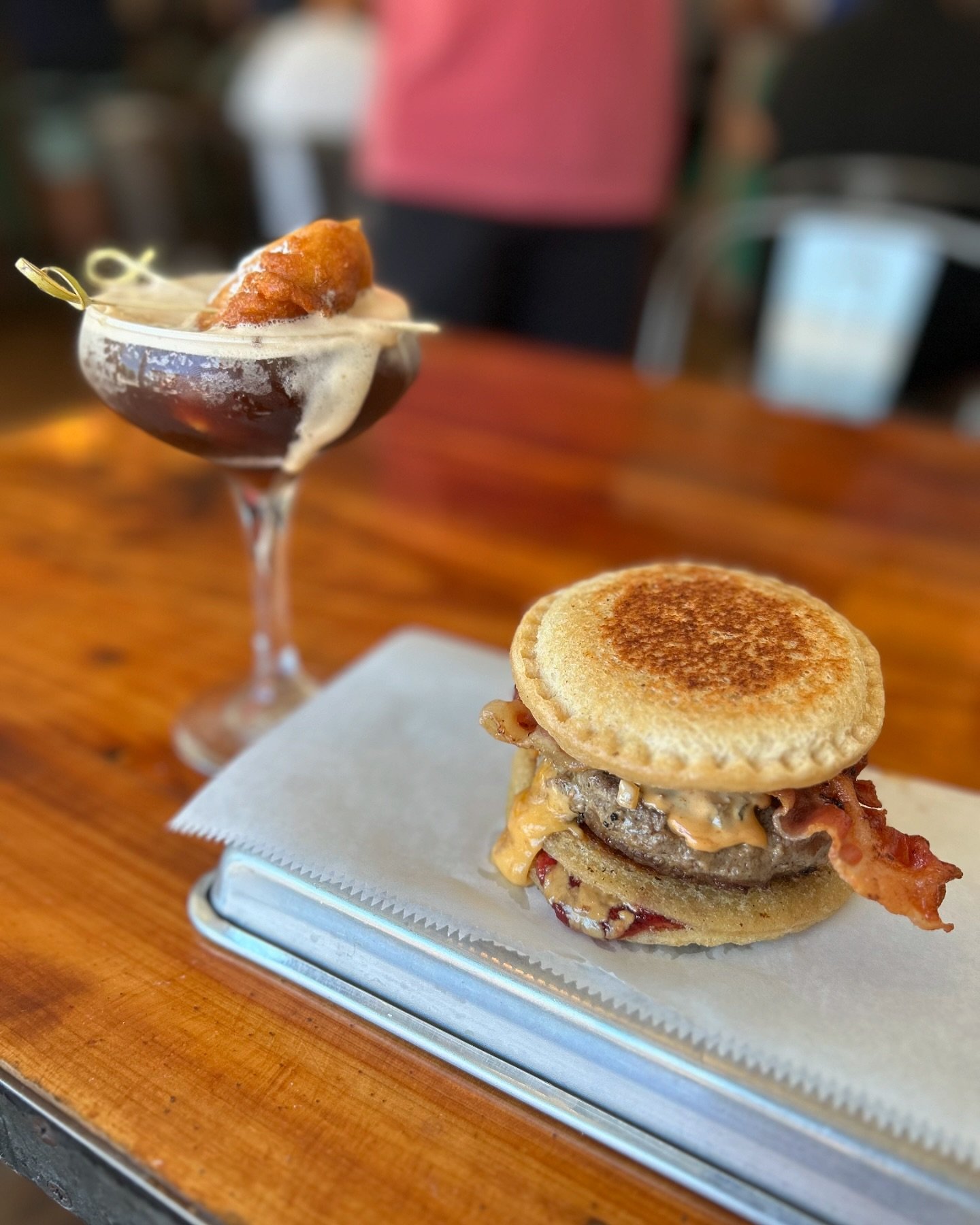You&rsquo;re childhood dreams just came true 🥪🍔🍸✨
.
Try the Juicy Lucy with grilled uncrustables as buns! And to make it even better, pair it with the PB&amp;J Espresso Martini garnished with a fried uncrustable 🤩
.
#wallys #wallyswieners #wiener