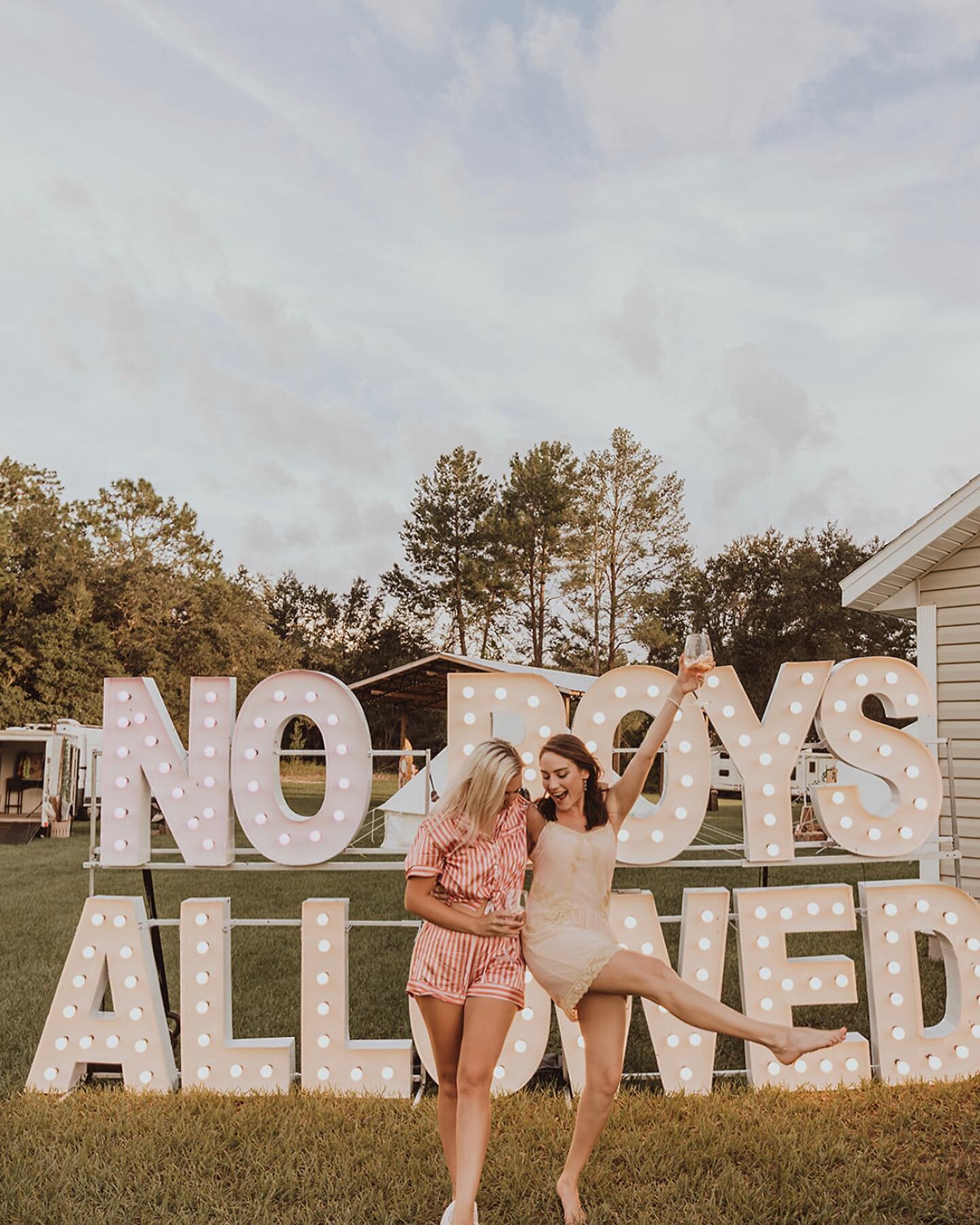 NO BOYS ALLOWED! A rule we can get behind💕 An honor planning alongside @sagecoterie and @kelcileighevents for this epic Girls Night Out! 

Photographer: @summersimmonsphoto 
Venue/Photo Booth: @primacres 
Marque Letters: @alphalittampastpete 
Bounce