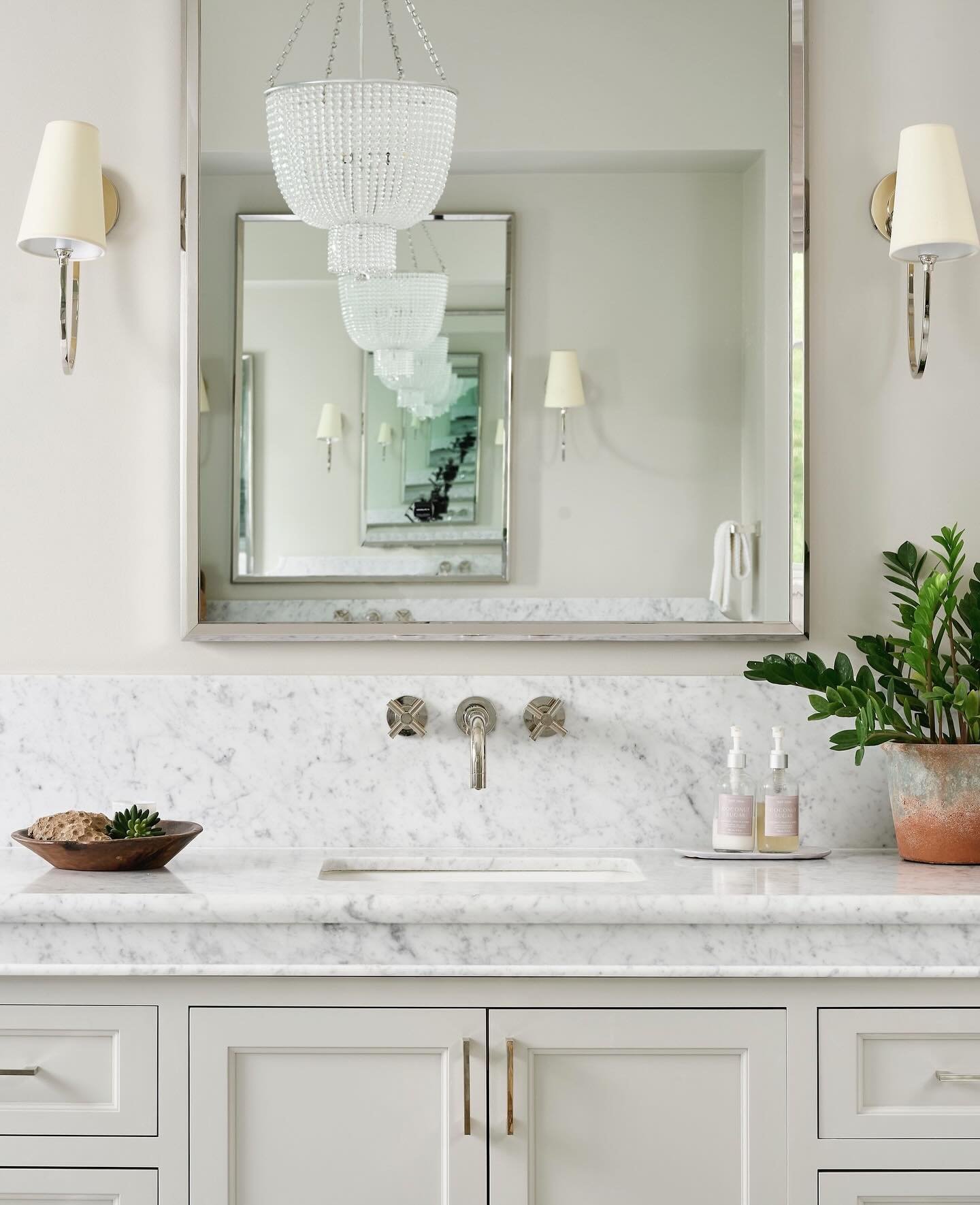 At #LGDCamelbackBuild we continued the new traditional aesthetic into the primary bath where we chose natural marble and classic finishes to complement the client sourced chandelier✨ 

Build &amp; Styling // @lexigracedesign 
Lead Designer // Lexi Lu