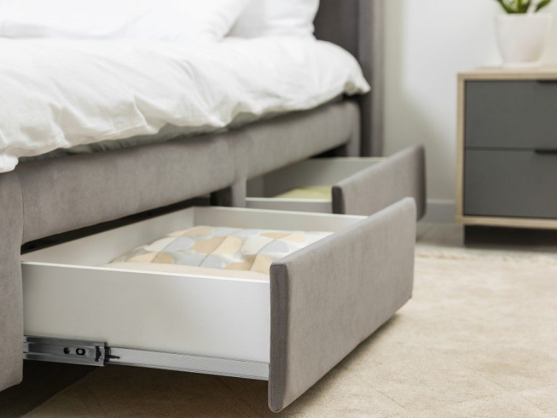 Pull Out Beds with Linens