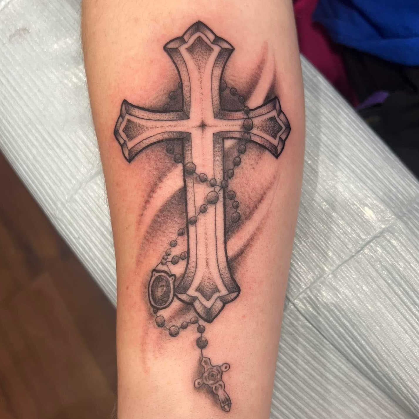 Black and gray cross by Sawyer 
If your looking to book that new tattoo message us 

@sawyeraverytattoos