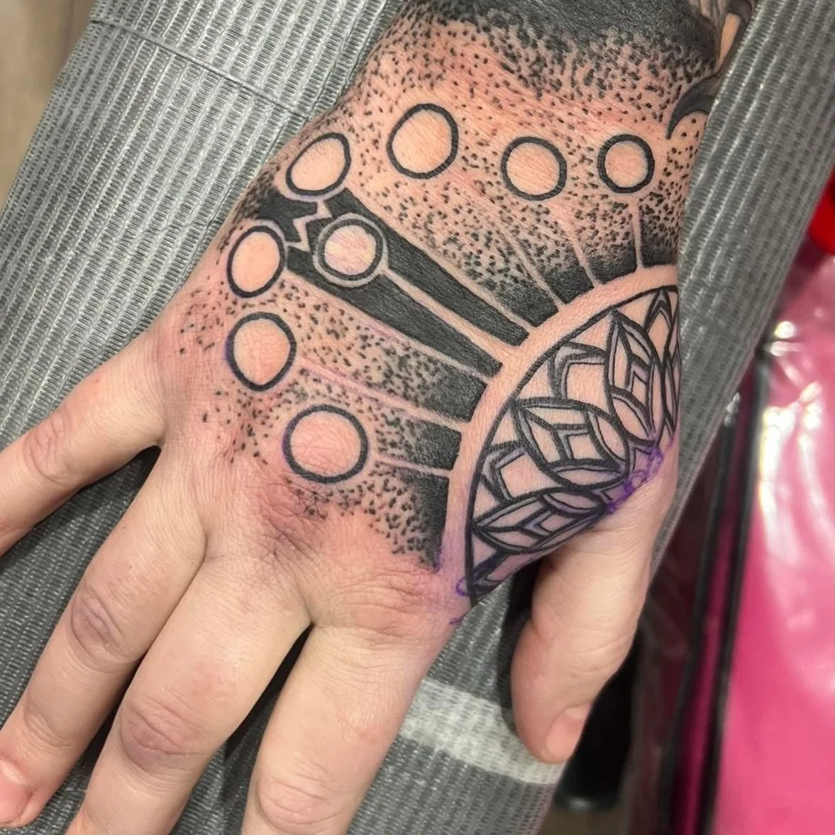 Nice job stopper @sawyeraverytattoos did this week

Sawyer is looking to book more of this style so if interested message him or the studio