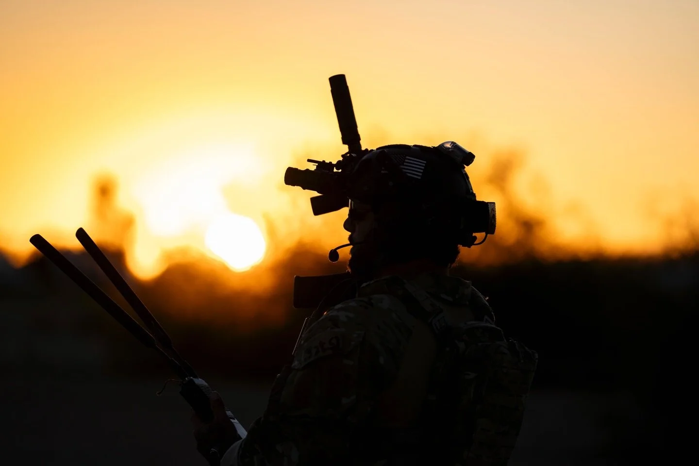 Tactical sunsets. Everything&rsquo;s tactical. 🥷🌅
.
@t_mar_232 model
@beware_media_group HALO shoot
@skydivearizona 
.
#arizonasunset #tactical #model #multicam #nightvision #tacticalphotographer #filmsetphotographer