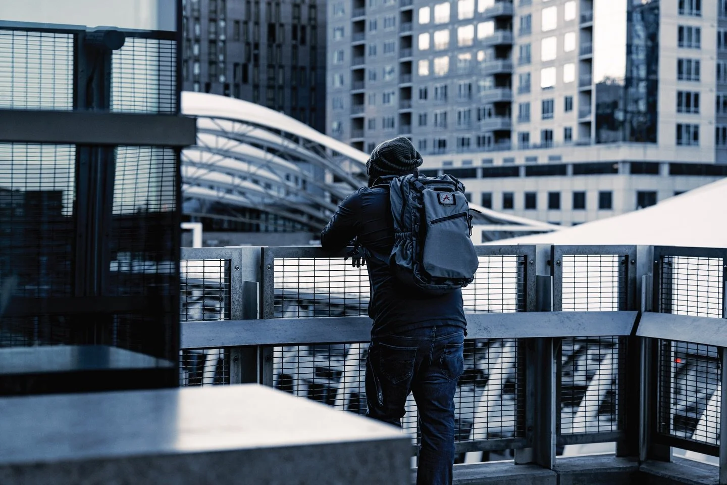 ⬜️⬜️🥷⬜️⬜️
.
@attackpakhq sentinel pack
@brops.this.time.is.personal 
.
#grayman #cityscape #tacticalbackpack #attackpak #sentinel