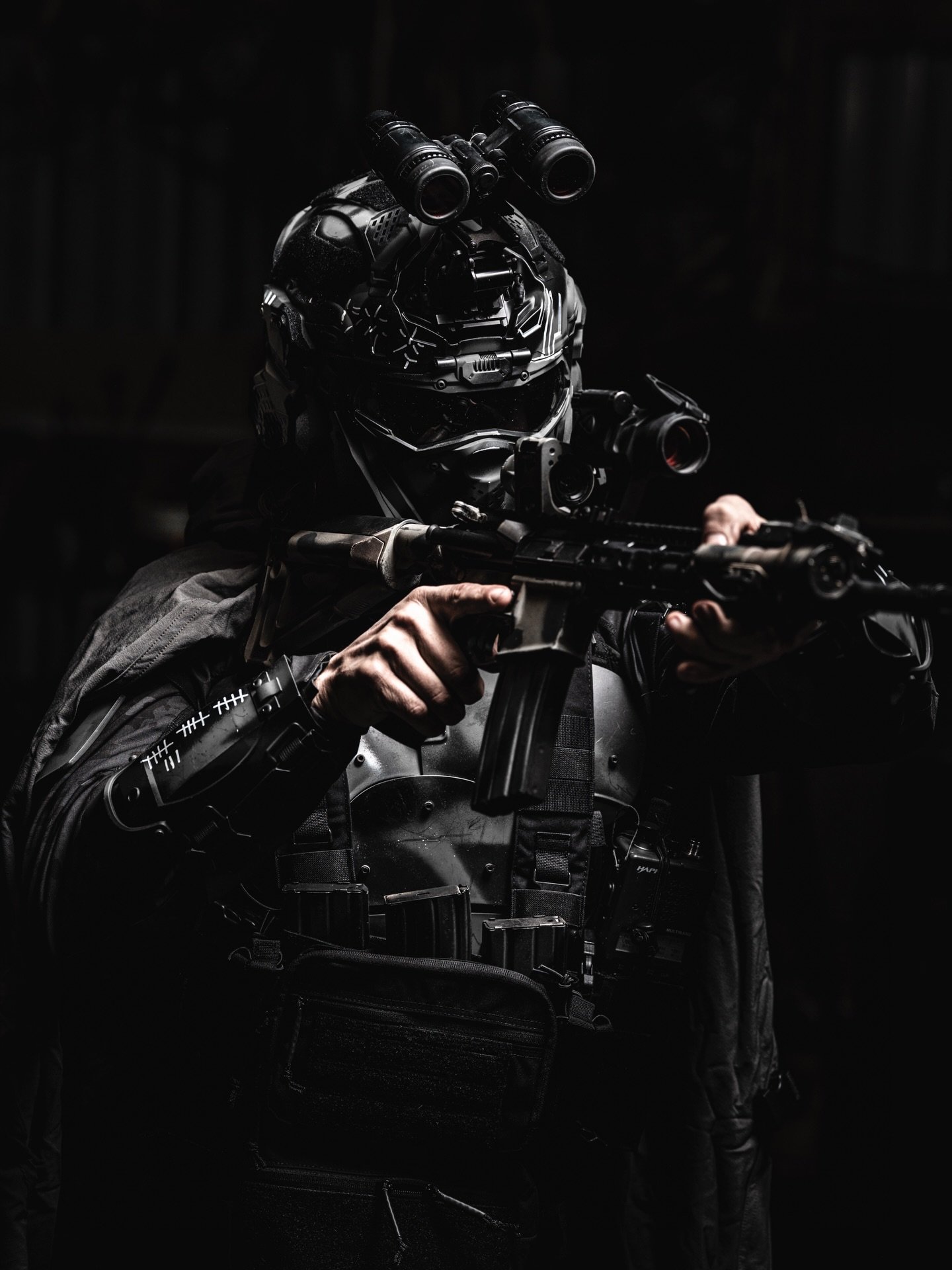 Further development of a military sci-fi aesthetic. I like to blend modern tools with semi futuristic and plausible gear. Let me know what kind of gear you&rsquo;d like to see incorporated. 
.
@acetacgear chest rig
@thetacticloak cloak
.
#scifi #mili