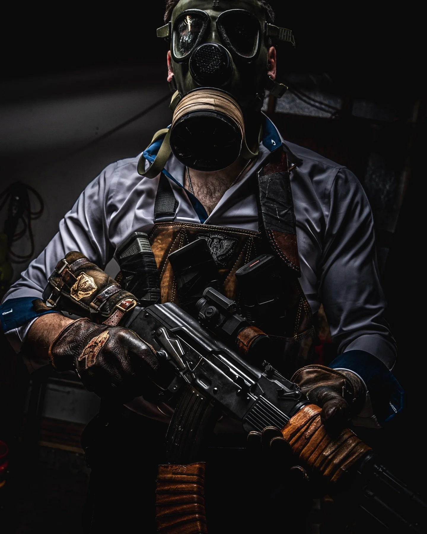 Apocalypse in style
.
@davranov chest rig, leather wrap, gloves, cheek rest
.
#k47 #customleather #apocalyptic