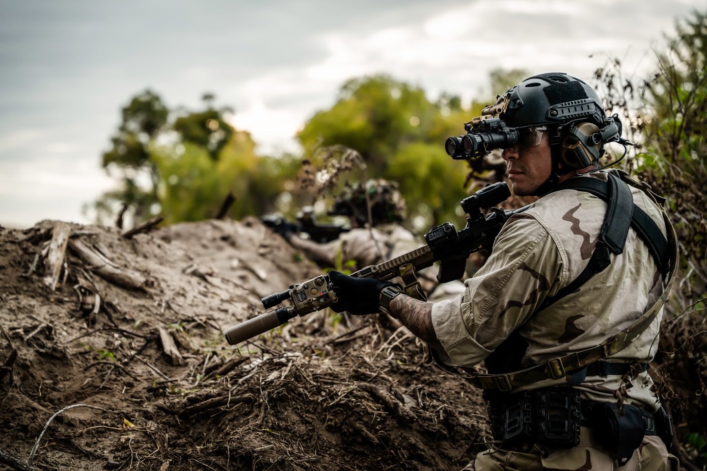 DCU and black is so hot right now
.
@spectersolutionsllc night vision
@babyface_outlaw model
@box.of.monsters model
.
#desertcamo #blackhawkdown #nightvision