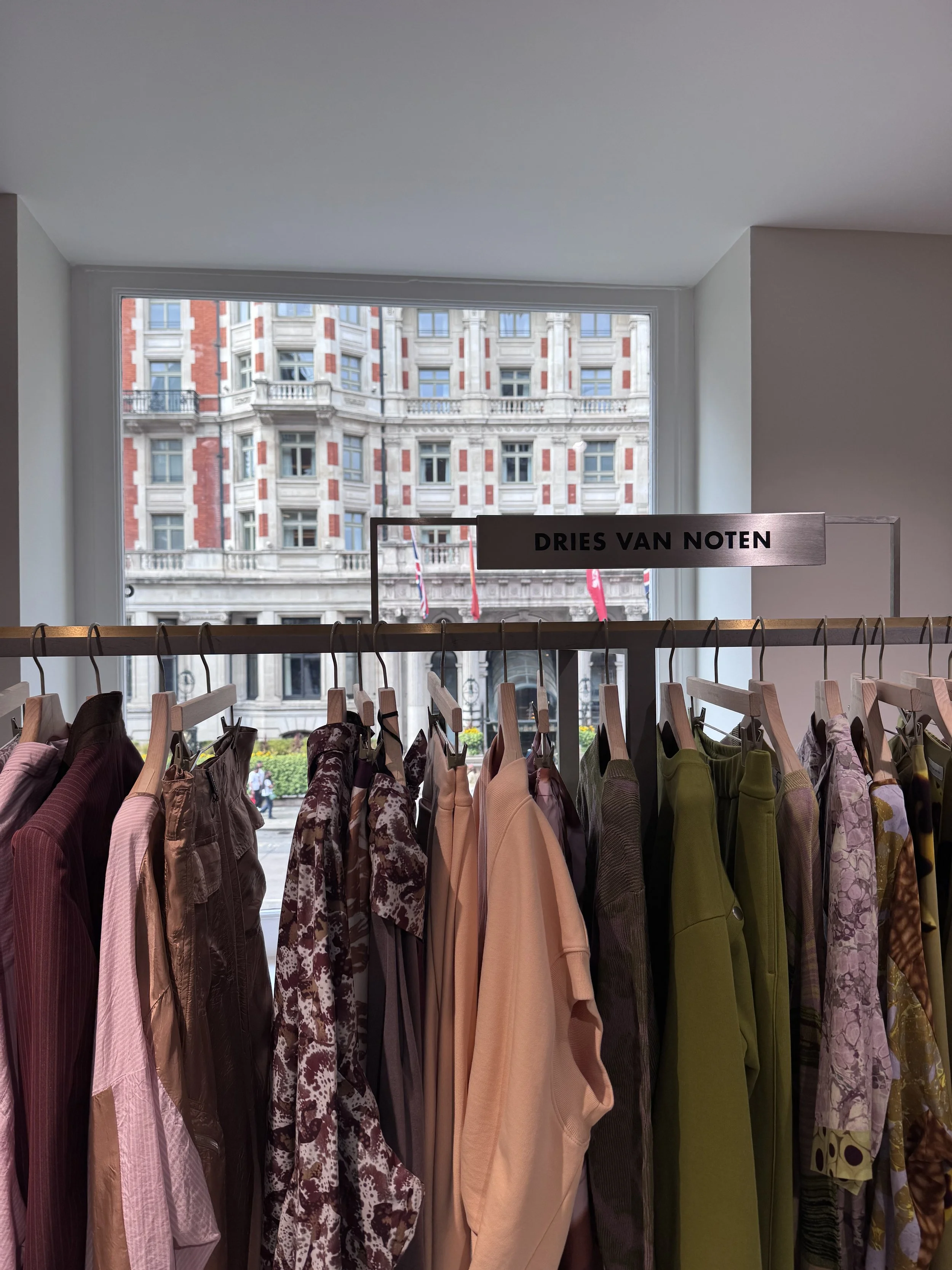 Luxury Shopping DeZien Advisory.jpeg