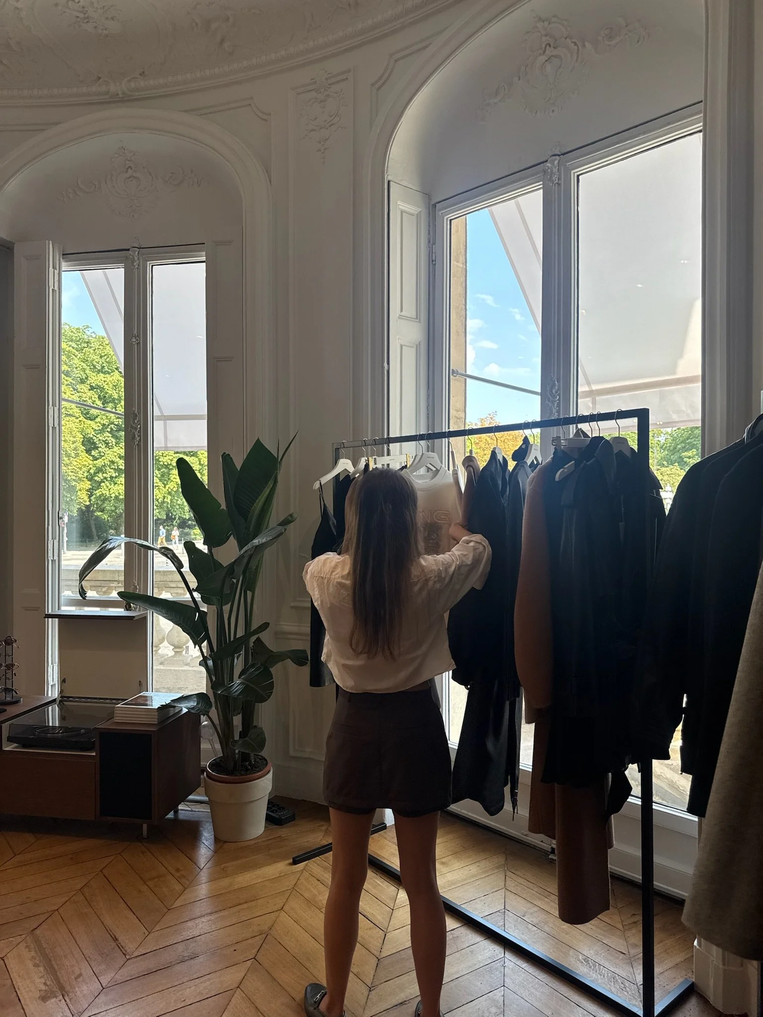 PFW fashion buyer in a parisian showroom
